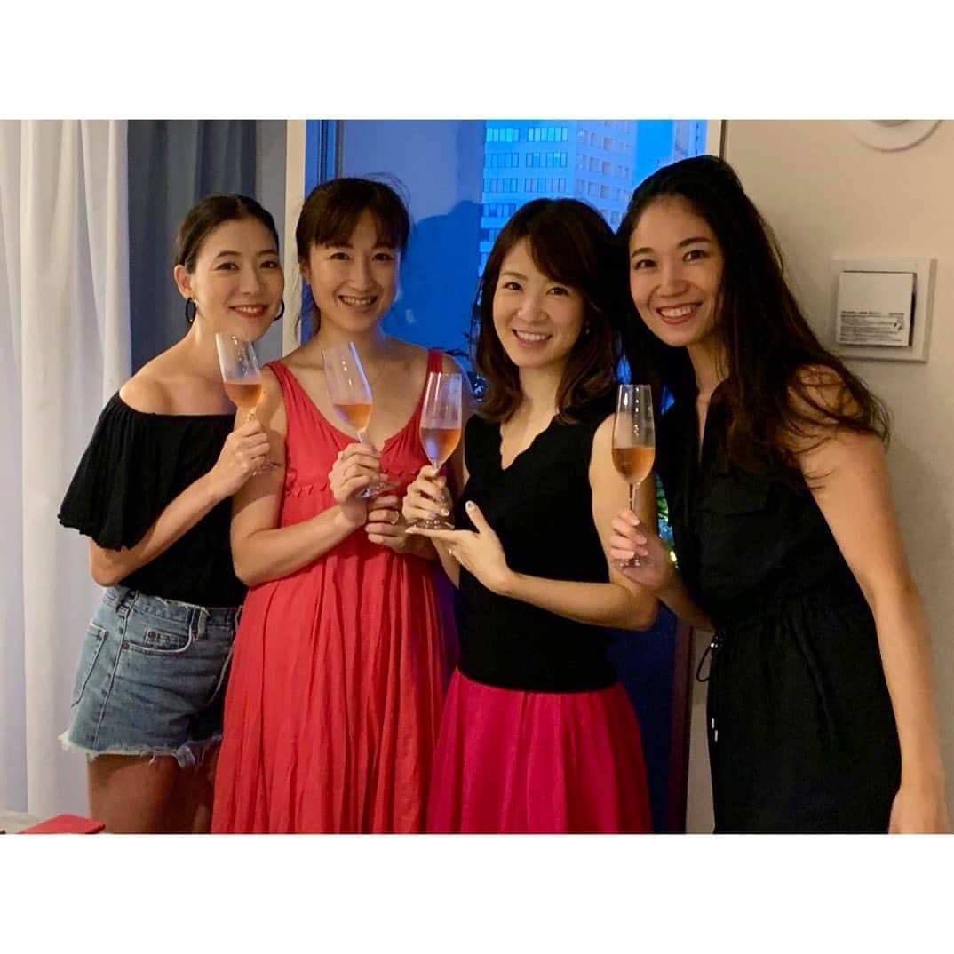 中田奈沙さんのインスタグラム写真 - (中田奈沙Instagram)「Home party🍴❤️ Thank you for inviting me✨ @akikogt1127 & @yusuke__tak ついに念願の #悠介めし を堪能！ 完全にプロの味、天才シェフ👨‍🍳 弟子入りしたいです。w ご招待&買い出しありがとう🤩 .  ⬅︎swipe⬅︎ ①築地 近江屋牛肉店の豚ロースのロースト 石榴と玉ねぎのソースがオシャうま つけ合わせのミントは @akochop のお庭で2時間前に摘まれたもの ②ヨーグルトソースをかけ、野菜と共にトルティーヤに巻いて豪快にいただく ③築地のお豆屋さんのひよこ豆のフムス ④私の高知土産の #土佐黒潮水産 の生カツオのたたき ⑤晃子作 チコリのボートサラダ ⑥トルティーヤスープ ⑦ジャガイモガレットとホタテのソテー ⑧ @mam1kot のお土産 @lasoeur.02  のカヌレ  #homeparty #party #dinner #roastedpork #hummus #cannelé #bonito #tortilla #foodie #foodporn #instafood #foodpic #foodgasm #foodstagram #ホームパーティー #ホムパ #フムス #トルティーヤ #ローストポーク #カヌレ #鰹のたたき #激ウマ #飯テロ #天才シェフ」9月2日 15時38分 - nasa_nakada