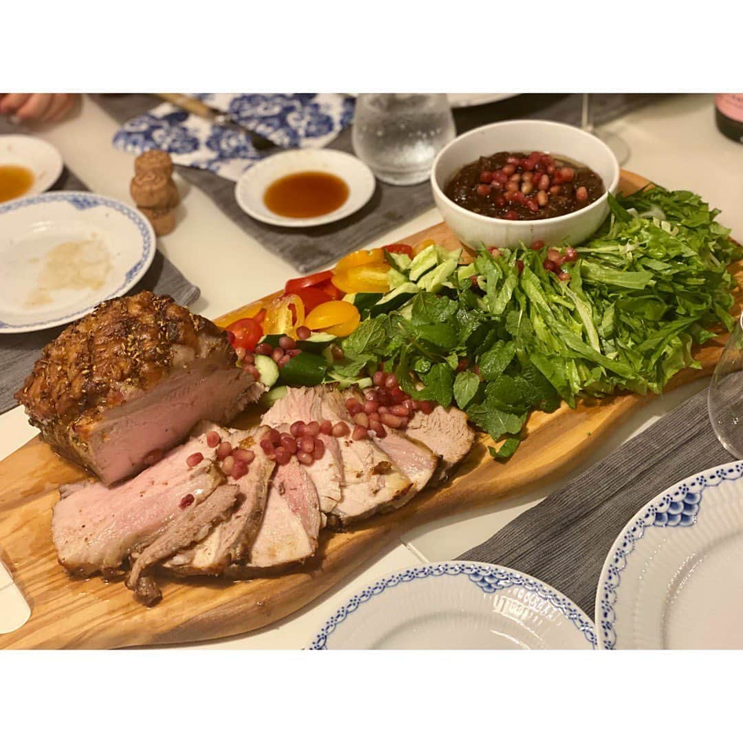 中田奈沙さんのインスタグラム写真 - (中田奈沙Instagram)「Home party🍴❤️ Thank you for inviting me✨ @akikogt1127 & @yusuke__tak ついに念願の #悠介めし を堪能！ 完全にプロの味、天才シェフ👨‍🍳 弟子入りしたいです。w ご招待&買い出しありがとう🤩 .  ⬅︎swipe⬅︎ ①築地 近江屋牛肉店の豚ロースのロースト 石榴と玉ねぎのソースがオシャうま つけ合わせのミントは @akochop のお庭で2時間前に摘まれたもの ②ヨーグルトソースをかけ、野菜と共にトルティーヤに巻いて豪快にいただく ③築地のお豆屋さんのひよこ豆のフムス ④私の高知土産の #土佐黒潮水産 の生カツオのたたき ⑤晃子作 チコリのボートサラダ ⑥トルティーヤスープ ⑦ジャガイモガレットとホタテのソテー ⑧ @mam1kot のお土産 @lasoeur.02  のカヌレ  #homeparty #party #dinner #roastedpork #hummus #cannelé #bonito #tortilla #foodie #foodporn #instafood #foodpic #foodgasm #foodstagram #ホームパーティー #ホムパ #フムス #トルティーヤ #ローストポーク #カヌレ #鰹のたたき #激ウマ #飯テロ #天才シェフ」9月2日 15時38分 - nasa_nakada