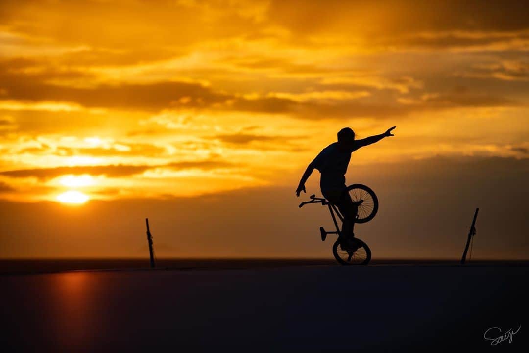 のインスタグラム：「Summer silhouette photo by @satoshi.saijo  #aresbikes #bmx #flatland #freestylebmx #Summer #silhouette #summersilhouette #awaji #hyogo #sunset #nikon #ug #madbunny #dvsshoes #fusioninc」