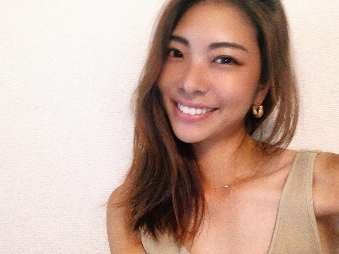 ゆりあのインスタグラム：「本日27歳になりました🤭❤️ 周りに恵まれて幸せな日々を送れていることに感謝しています✨  これからはもうちょっと年相応の落ち着きを持てるように頑張ります🙄🙄笑  久々に自撮りを載せたけど焼けすぎです🤭  #birthday #mybirthday #白金台女子ゴルフ部 #ゴルフ #ゴルフ女子 #強かわ女子 #若手女子ゴルファー #ゴルファー #golf #instagolf #instagolfer #Shirojo #白女 #shirokanedailadiesgolfclub #ゴルフ好きと繋がりたい #女子ゴルフ #ゴルフ好き #かわいい #⛳️ #🏌️‍♀️ #youtube #チャンネル登録お願いします #白女応援団」
