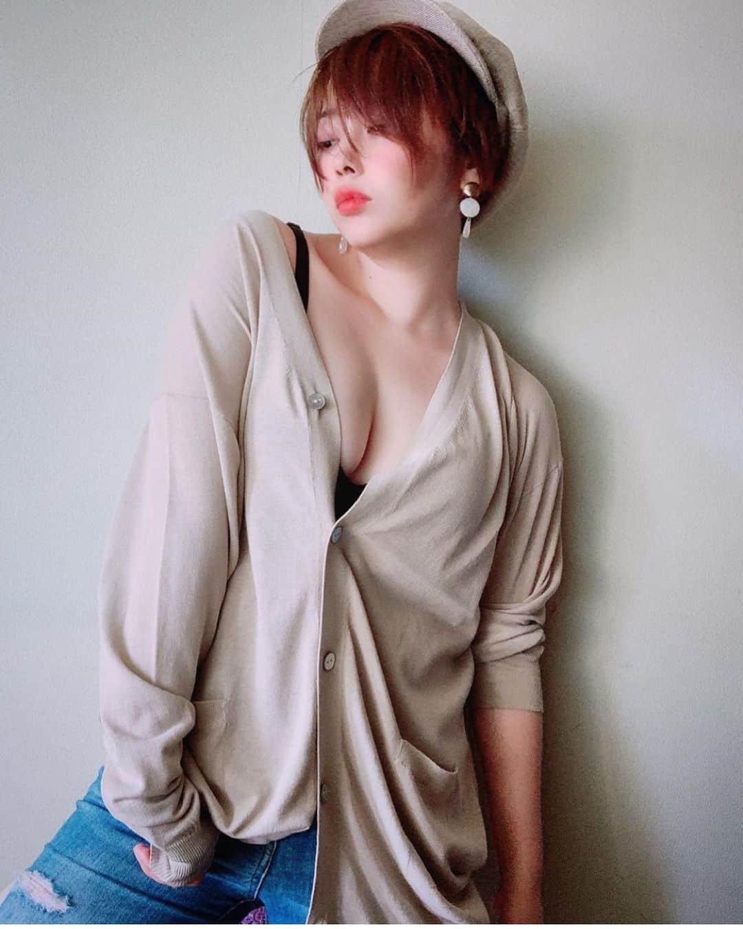 のインスタグラム：「夏用カーディガン冷暖房対策と体型カバー。  #プチプラ #ピアス #帽子 #ベージュコーデ #デニム #シンプル#鎖骨#キャミソール#uniqlo #ユニクロ#ユニクロデニム族 #大人カジュアル#おしゃれさんと繋がりたい #ラフコーデ #ショートヘア#大人ショート#ベリーショート#耳かけショート #むちむちボディ #ぽっちゃりコーデ #体型カバー#着痩せコーデ #ファッション#いいね#フォロー#インフルエンサー #instagood #instalike #instafashion」