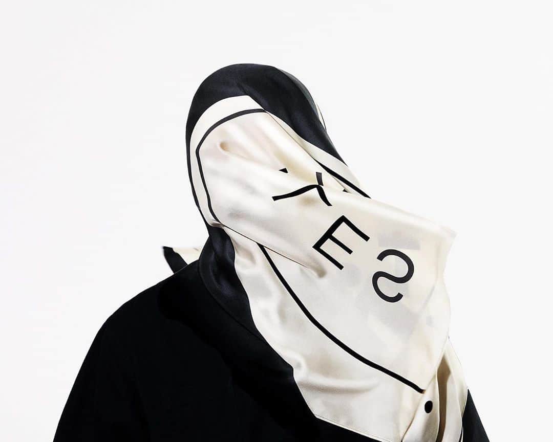 ウォントのインスタグラム：「The Rohe Silk Scarf — An elegant form of expression.  #wantlesessentiels」