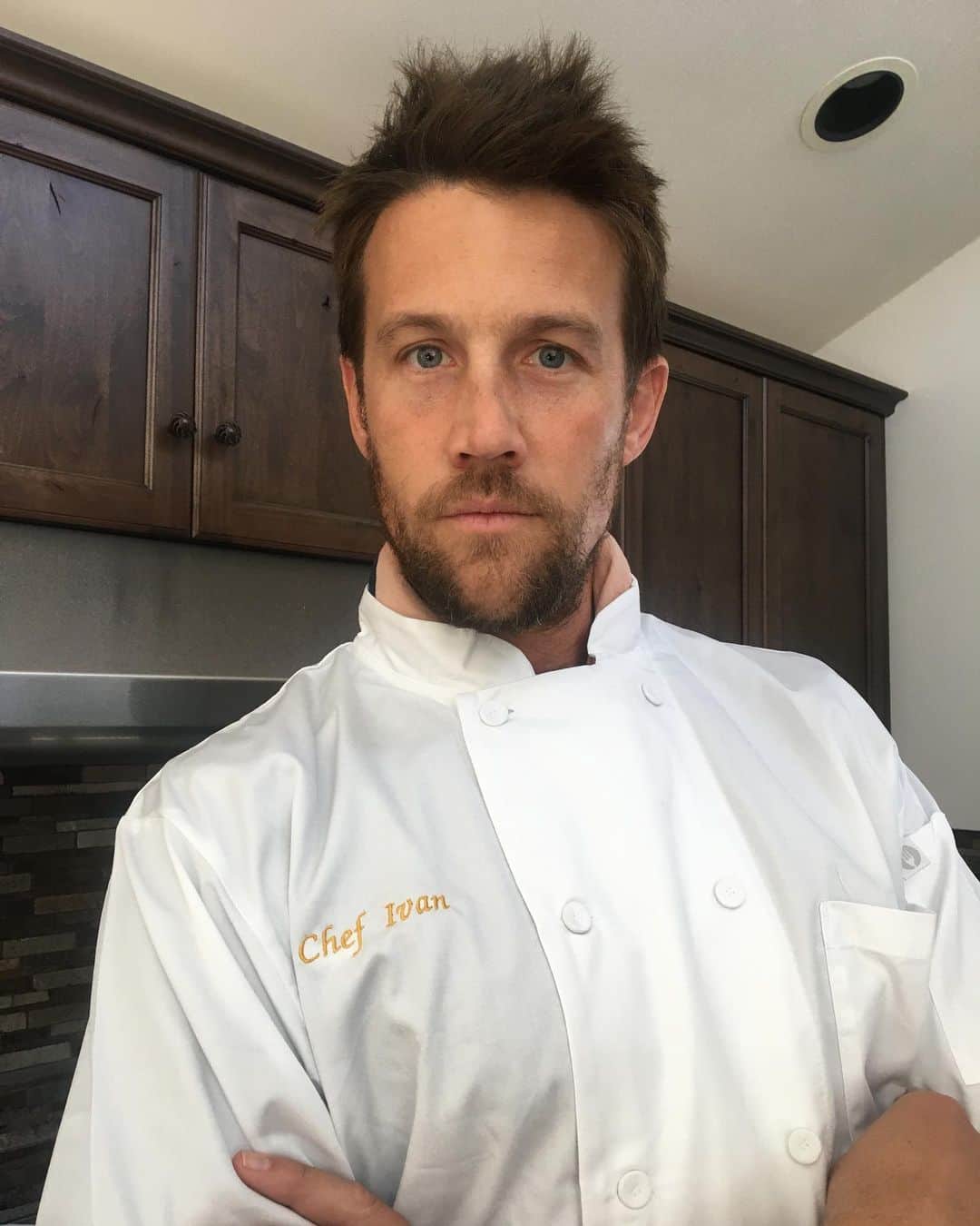 エリザベス・リーサーのインスタグラム：「Flamingo’s Resort & Gaming Adventure-land is excited to announce the return of #Chopped applicee Chef Ivan Baldesaire ! After a 3 year stint with Carnival Cruise Lines we’re thrilled to have him back! Not only will he be reviving his world famous international buffet at Bistro 6, but he will be spearheading our newest late-nite venture “AFTERTASTE “ - a full service dining experience at the after hours hotspot “Cold Feet”. You can also catch him over at “Cream of Mint” for the after AFTER party. We’ll be saying “Oh, Ivan...” every night... #chefivan #ohivan」