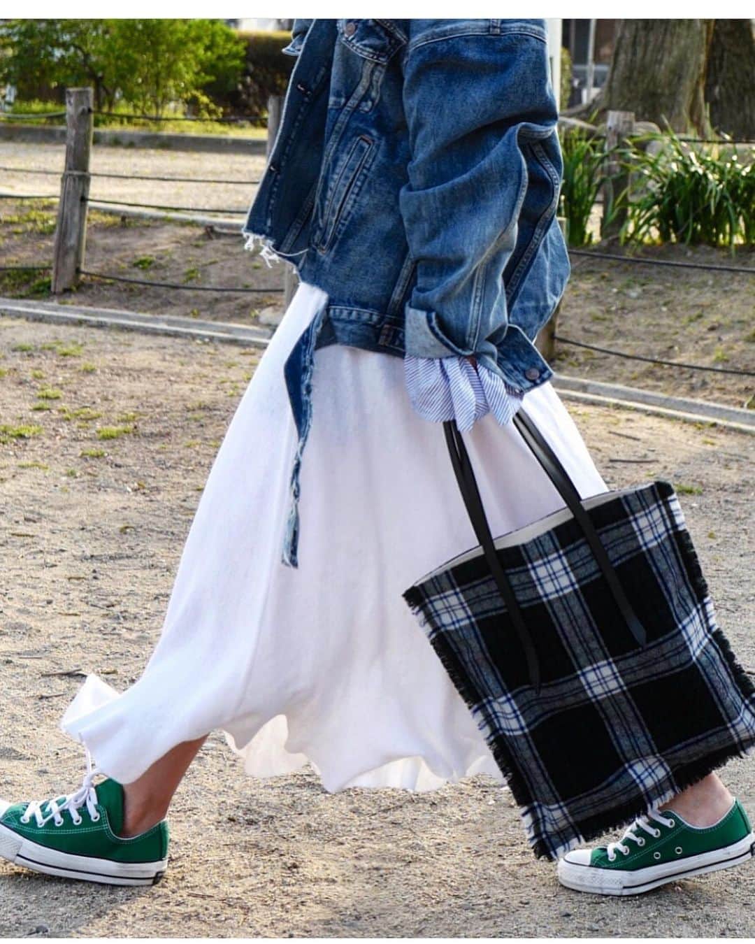 田中彩子さんのインスタグラム写真 - (田中彩子Instagram)「. このブラウス好きだな〜🤍 @chloe  . blouse...#chloe  jeans...#levis sandal...#chloe bag...#ayakobag  sunglasses...#celine  . . 写真2枚目↪︎ 細見えが過ぎる！とご好評いただいている . "Relax Pants"✨ . 履くだけで足が長く、そして体が泳ぐくらいの太さと少しの透け感(ペチコート付き)が足をほっそりと見せてくれる✨ お客様からも履くだけでカッコ良くなる！着痩せする！足が長く見える！涼しい！と嬉しいお声を多数いただいております🙏✨ ありがとうございます❤️ . ただいま再販売しております🙏✨ . まだまだ続きそうな猛暑🥵 快適にカッコ良くお洋服を着ませんか❤️ . . #madeinjapan  .」9月2日 7時18分 - ayako_tanaka_