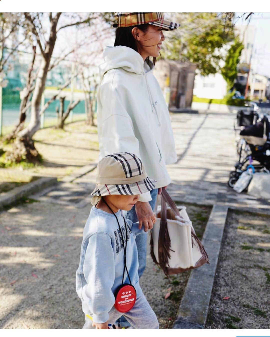 田中彩子さんのインスタグラム写真 - (田中彩子Instagram)「. このブラウス好きだな〜🤍 @chloe  . blouse...#chloe  jeans...#levis sandal...#chloe bag...#ayakobag  sunglasses...#celine  . . 写真2枚目↪︎ 細見えが過ぎる！とご好評いただいている . "Relax Pants"✨ . 履くだけで足が長く、そして体が泳ぐくらいの太さと少しの透け感(ペチコート付き)が足をほっそりと見せてくれる✨ お客様からも履くだけでカッコ良くなる！着痩せする！足が長く見える！涼しい！と嬉しいお声を多数いただいております🙏✨ ありがとうございます❤️ . ただいま再販売しております🙏✨ . まだまだ続きそうな猛暑🥵 快適にカッコ良くお洋服を着ませんか❤️ . . #madeinjapan  .」9月2日 7時18分 - ayako_tanaka_