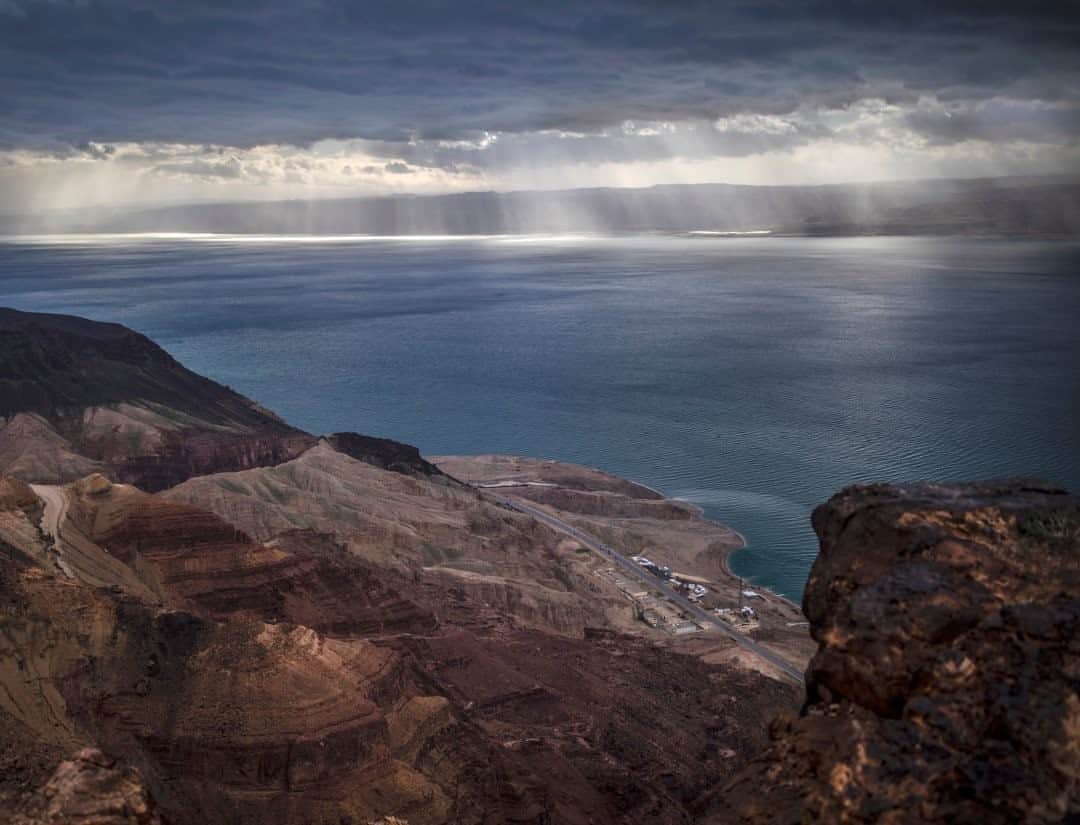ナショナルジオグラフィックさんのインスタグラム写真 - (ナショナルジオグラフィックInstagram)「Photo by Muhammed Muheisen @mmuheisen  Rays of light peek through the clouds over the Dead Sea in Jordan. For more photos and videos from different parts of the world, follow me @mmuheisen and @mmuheisenpublic #muhammedmuheisen #Jordan #الاردن #Deadsea」9月2日 7時35分 - natgeo