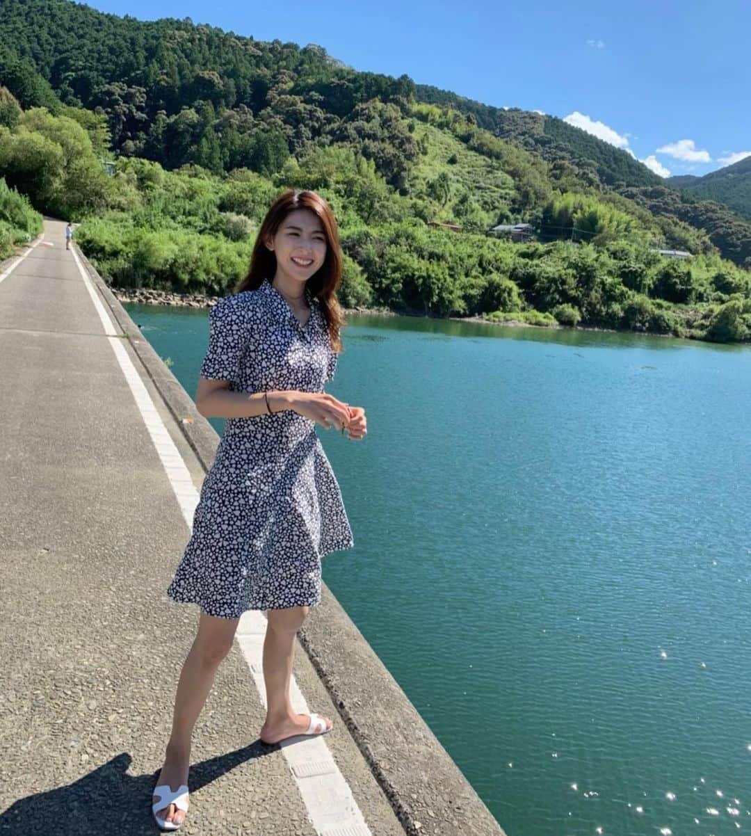 井上麻衣さんのインスタグラム写真 - (井上麻衣Instagram)「goodmorning🕊✨  とっても綺麗だった四万十川 車一台がやっと通れる沈下橋。 ロケーション抜群でした♡ 次はここで遊びたいなぁ😳💕 . . . #gm#gmorning #instagood #instalike  #おはよう#おはようございます #高知#高知旅行#高知県#四万十#四万十川 #沈下橋#インスタ映え#自然#川 #これは怖い#落ちそう」9月2日 7時39分 - mai_inoue