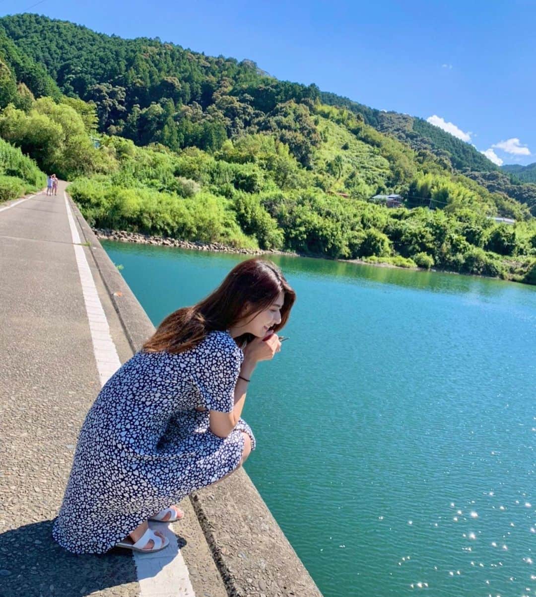井上麻衣さんのインスタグラム写真 - (井上麻衣Instagram)「goodmorning🕊✨  とっても綺麗だった四万十川 車一台がやっと通れる沈下橋。 ロケーション抜群でした♡ 次はここで遊びたいなぁ😳💕 . . . #gm#gmorning #instagood #instalike  #おはよう#おはようございます #高知#高知旅行#高知県#四万十#四万十川 #沈下橋#インスタ映え#自然#川 #これは怖い#落ちそう」9月2日 7時39分 - mai_inoue