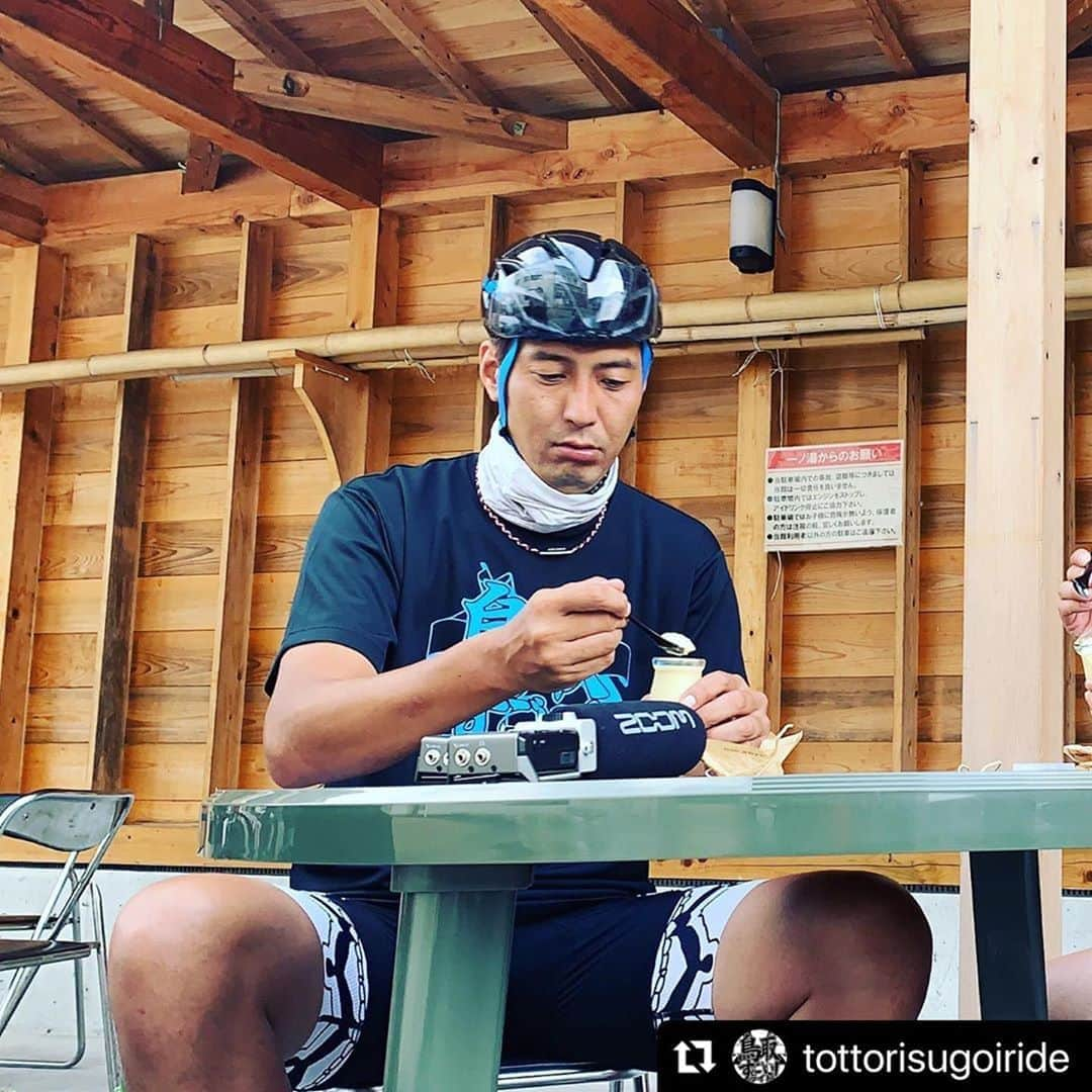 山本隆弘さんのインスタグラム写真 - (山本隆弘Instagram)「#Repost @tottorisugoiride with @make_repost ・・・ 【撮影〜NO.4】  吉岡温泉『一ノ湯』さんにて… 向かいにありますパーラー株湯さんの 《あづまやさんのプリン》を頂きました。 濃厚な部分とつるっとした喉越しな部分の二層に分かれていて絶品です‼️ 大山生クリームを使用していて、舌触り滑らかなプリンです🍮  温泉に入った後、牛乳はもちろんですが、《あづまやさんのプリン》はいかがでしょうか？  お土産にも人気な商品です🍮🎁 吉岡温泉に来た際にはぜひお立ち寄りください。  ☘ 吉岡温泉会館 一ノ湯☘ 〒680-1442  鳥取県鳥取市吉岡温泉町666番地 一般入浴8:00～21:00 （最終受付20:30）  ☘パーラー株湯☘ 〒680-1442  鳥取県鳥取市吉岡温泉町４６６ 営業時間: 平日9時〜17時 土日9時〜22時 （現在はコロナの関係で、 平日11時〜17時・土日9時〜22時）  #吉岡温泉  #鳥取県鳥取市 #吉岡温泉会館一ノ湯  #あづまやさんのプリン  #鳥取すごいライド  #山本隆弘」9月2日 7時51分 - yamamototakahiro5