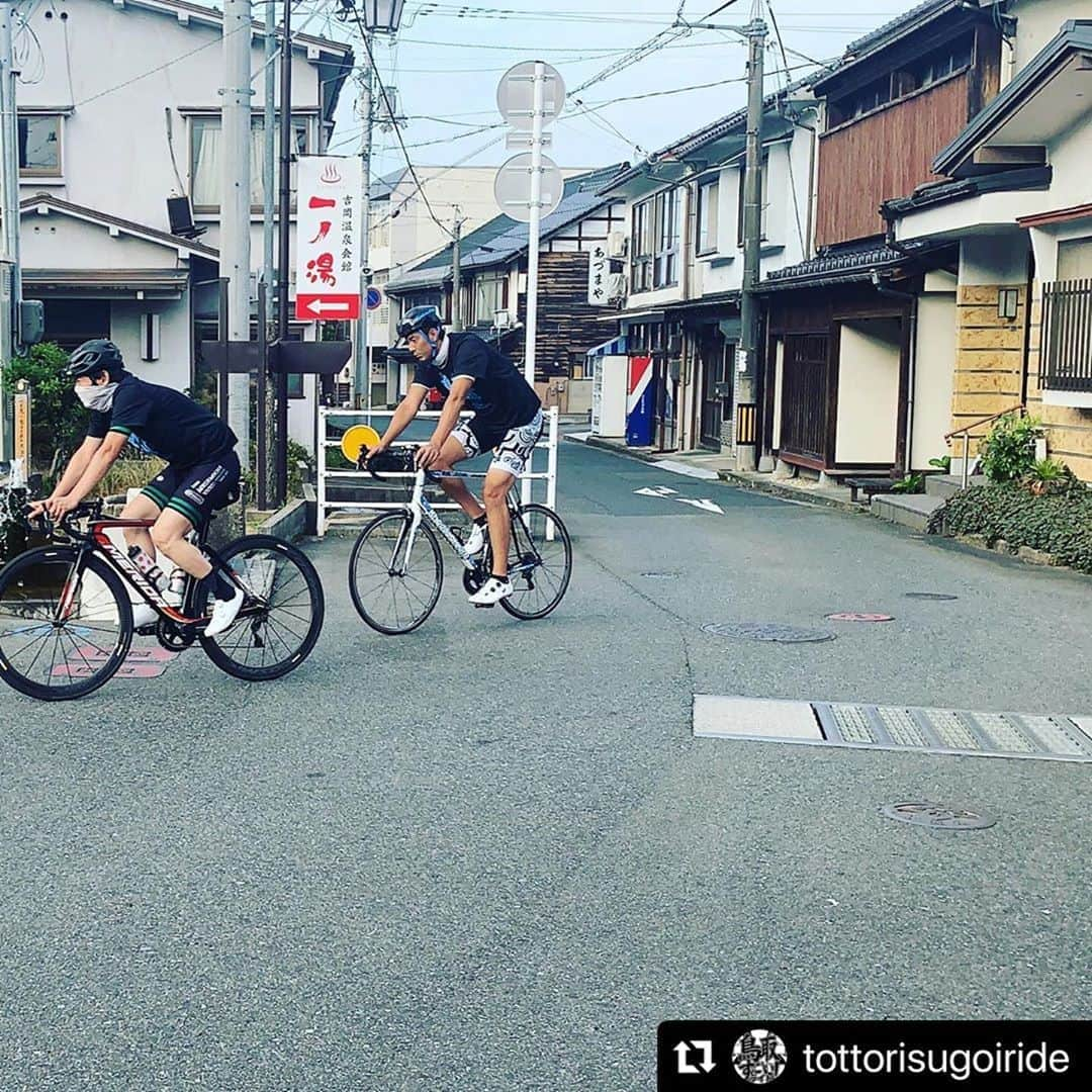 山本隆弘さんのインスタグラム写真 - (山本隆弘Instagram)「#Repost @tottorisugoiride with @make_repost ・・・ 【撮影〜NO.4】  吉岡温泉『一ノ湯』さんにて… 向かいにありますパーラー株湯さんの 《あづまやさんのプリン》を頂きました。 濃厚な部分とつるっとした喉越しな部分の二層に分かれていて絶品です‼️ 大山生クリームを使用していて、舌触り滑らかなプリンです🍮  温泉に入った後、牛乳はもちろんですが、《あづまやさんのプリン》はいかがでしょうか？  お土産にも人気な商品です🍮🎁 吉岡温泉に来た際にはぜひお立ち寄りください。  ☘ 吉岡温泉会館 一ノ湯☘ 〒680-1442  鳥取県鳥取市吉岡温泉町666番地 一般入浴8:00～21:00 （最終受付20:30）  ☘パーラー株湯☘ 〒680-1442  鳥取県鳥取市吉岡温泉町４６６ 営業時間: 平日9時〜17時 土日9時〜22時 （現在はコロナの関係で、 平日11時〜17時・土日9時〜22時）  #吉岡温泉  #鳥取県鳥取市 #吉岡温泉会館一ノ湯  #あづまやさんのプリン  #鳥取すごいライド  #山本隆弘」9月2日 7時51分 - yamamototakahiro5