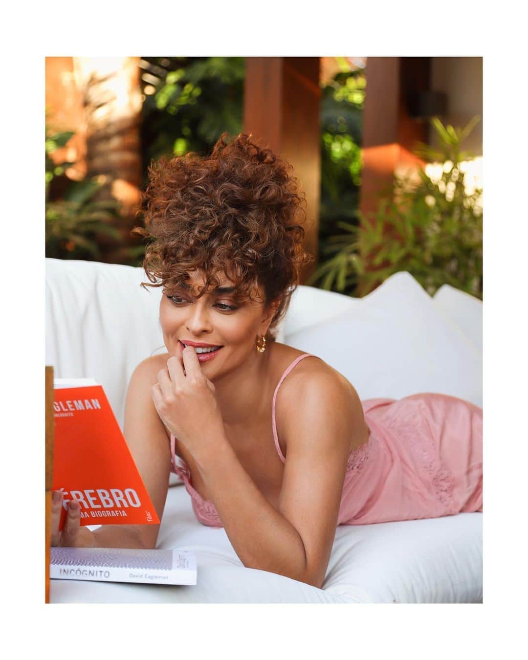 ジュリアナ・パエスのインスタグラム：「📚📖📙 Eu queria ter o poder de tocar num livro e absorver todo seu conteúdo.... assim tocaria tantos quanto eu pudesse... se eu pudesse escolher, esse seria meu super poder! E vcs?」