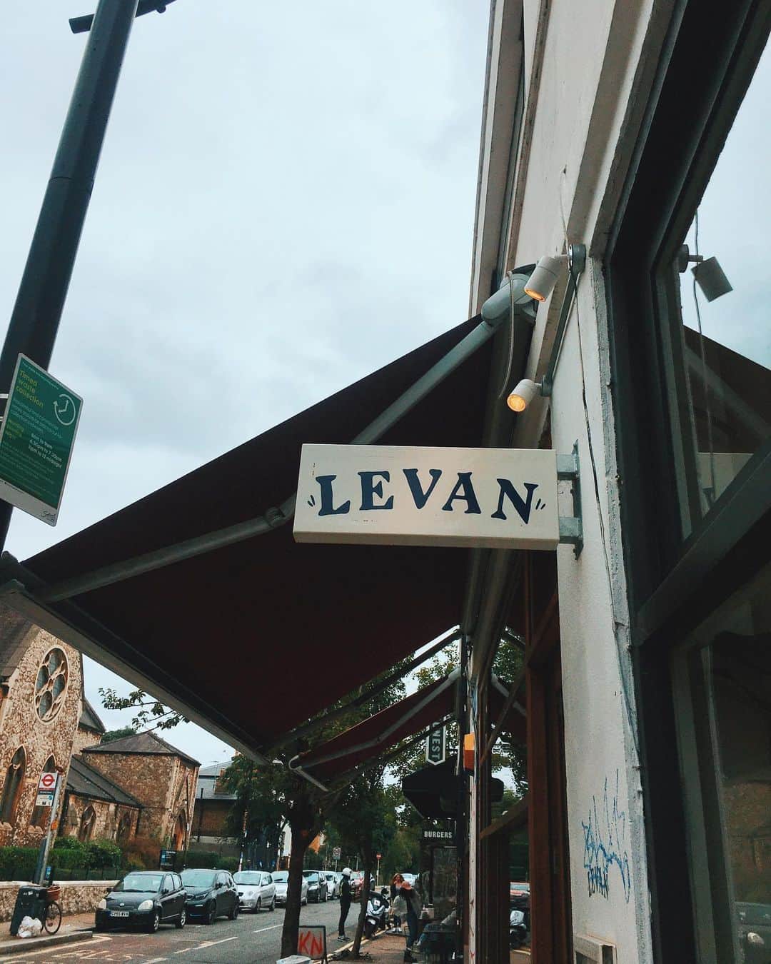 Yu-kiのインスタグラム：「Peckhamrye stのすぐ近くにあるモダンヨーロピアンのレストラン @levanlondon 。ディナーで行った時全部美味しかったからまたランチに行ってきた🙌🏻デザートまでおいしくて大満足〜🧡ランチで食べたオニオンのブリオッシュめっちゃ好きだった！南でちょっと遠いけどまた行きたいレストラン👌🏻店の中もとってもオシャレ☺️#levanlondon#peckhamrye#london#lunch」