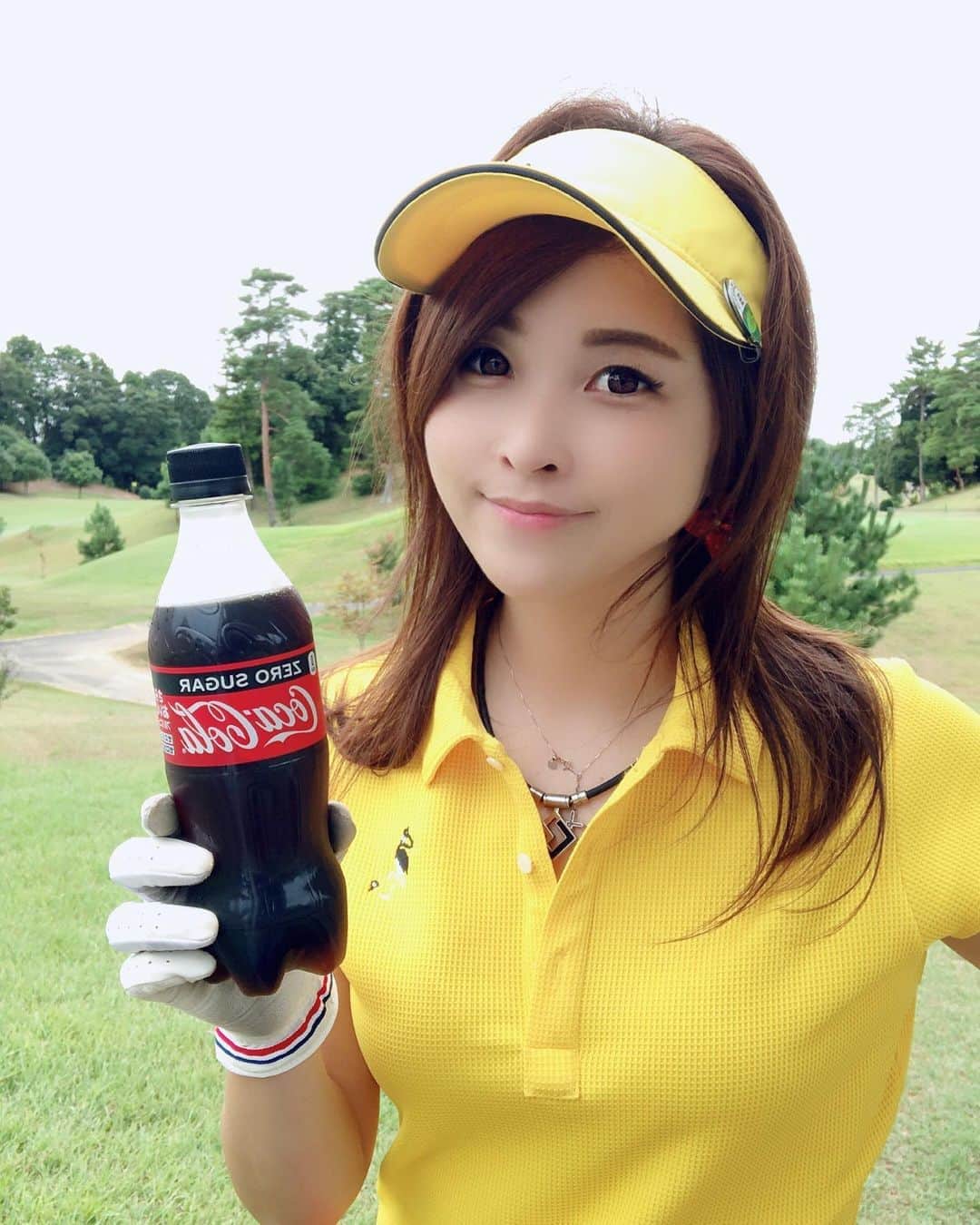 のインスタグラム：「♥︎︎∗︎*ﾟ お得な情報⑅︎◡̈︎* ． 先日ラウンドイベントした ロイヤルメドウゴルフ倶楽部さんで インスタグラムキャンペーン開催中❣️ ． フロントで『インスタ見たよ！』で コーラorミネラルウォーター貰えるよ🥤✨ （コーラは先着100名） ． ． コーラ貰ったら教えてね！🥤仲間に認定w ． 本当はミネラルウォーターだったのを お願いしてコーラも追加してもらった✌️ ロイヤルメドウさん本当太っ腹🥺✨ ． キャンペーンは11月30日までだよ！ ． @royalmedow  #ロイヤルメドウゴルフ倶楽部 #インスタグラムキャンペーン #コーラ先着100名 #コカコーラ #コーラ女子 #ゴルフ #golf  #高尔夫 #골프#ゴルフ女子 #golfgirl #골프여자 #女子ゴルフ #golstagram#instagolf  #インスタゴルフ #golfstagram #インスタゴルフ #golflove #ゴルフ大好き #ゴルフ最高 #ゴルフ上手くなりたい #みかゴルフ #mikagolf #スマイルゴルフ」