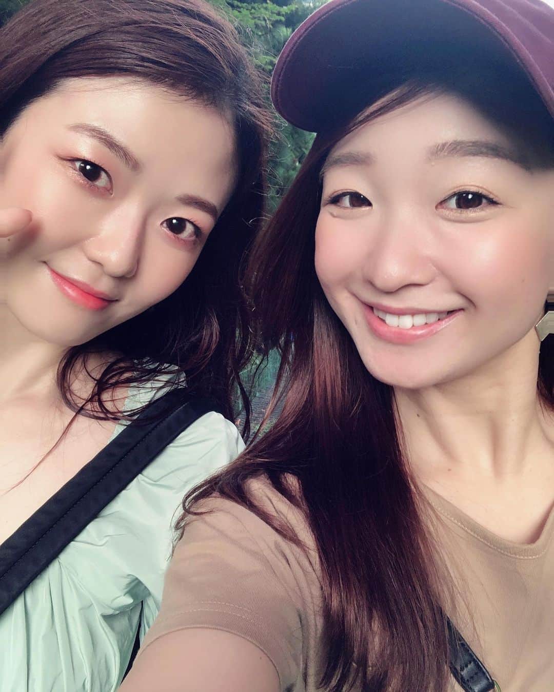 のインスタグラム：「おはようございます☺️ 昨日は夕方から高尾山に行ってきたよー！ももちゃんとリフトにも乗りました...♪*ﾟ高所恐怖症の2人がわぁきゃあ言いながら乗っていたのですが、その恐怖心を忘れるくらいの驚きの出会いと楽しい出来事があったので頂上までたどり着けました(笑) こんなことってあるんだな⍤⃝」
