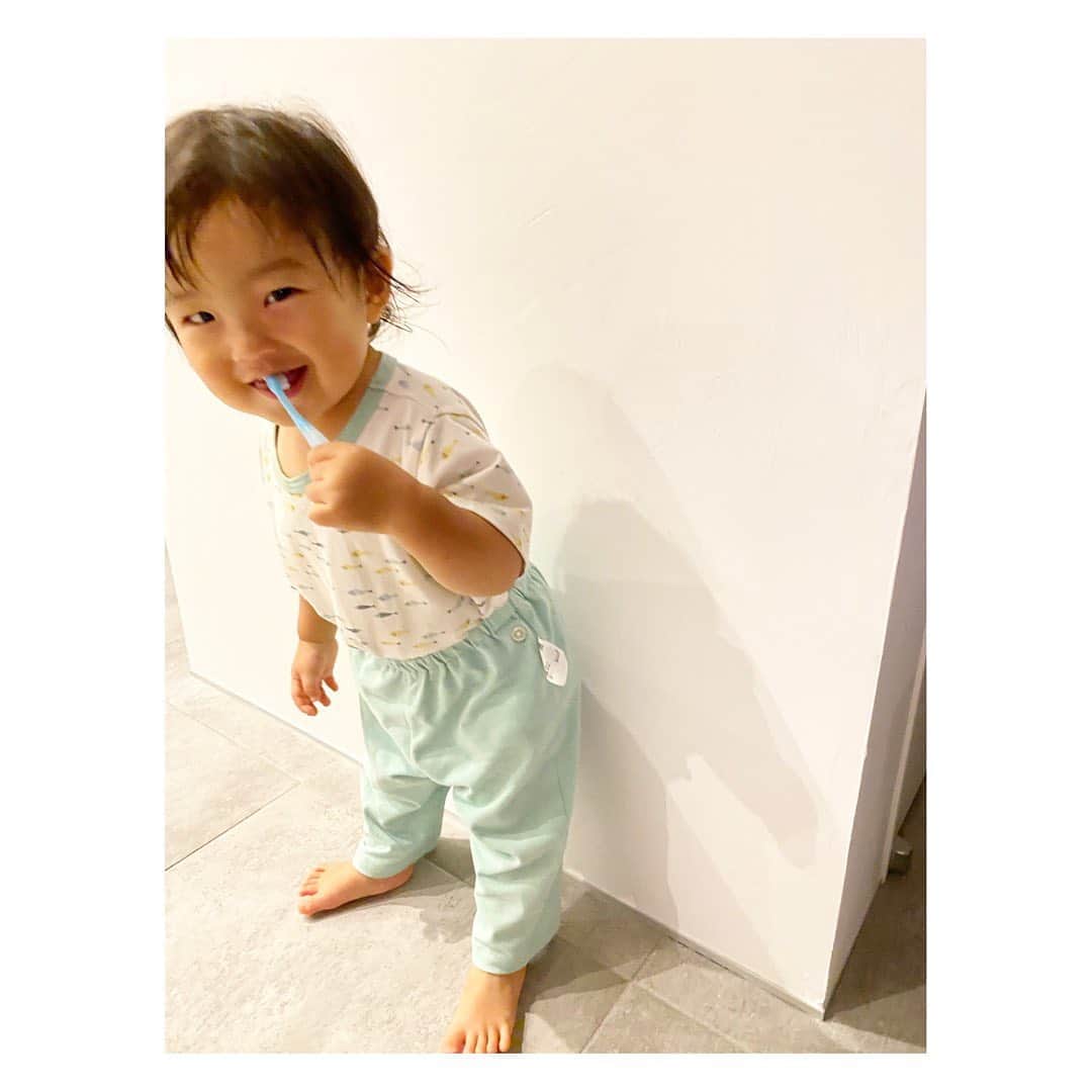 のインスタグラム：「Good morning☀︎ 座って磨かないと危ない⚠️ ・・・・・・・・・・・・・・・・・・・・・・・ #KESHIKI #son #family #smile #mood #tbt #teethbrushing #こどものいる暮らし #息子 #1歳 #男の子 #歯磨き #笑顔 #景色 #柏木景色 #パジャマ」