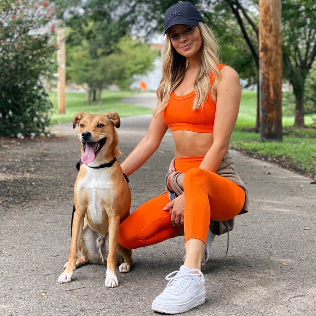 ダニエル・クヌッドソンのインスタグラム：「Orange you glad to see us😜🍊🧡 New Tangerine drop @aloyoga  #aloyoga」