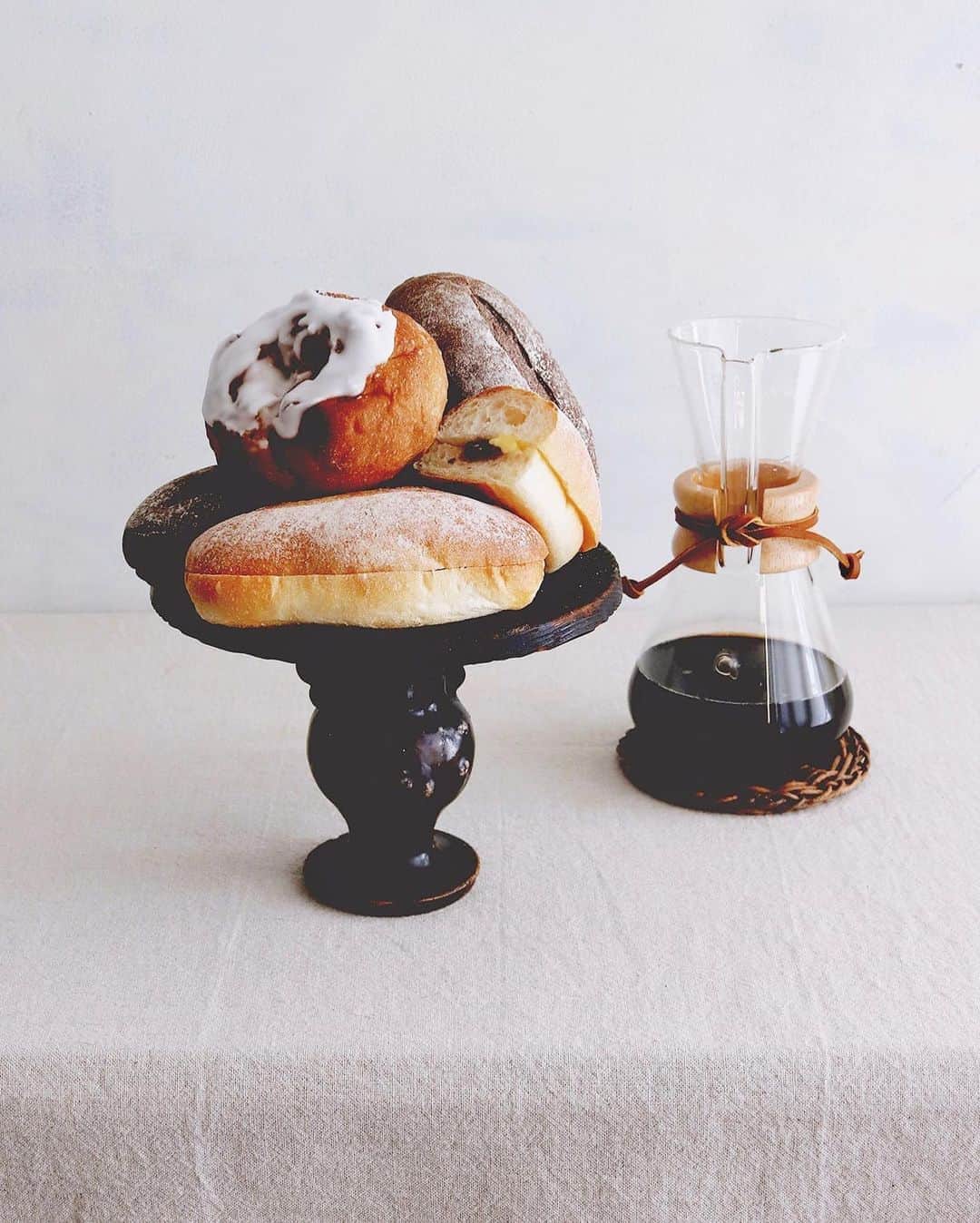 樋口正樹さんのインスタグラム写真 - (樋口正樹Instagram)「bread & coffee . 朝のホットコーヒー、 タカキベーカリーの 石窯の新商品３つの 菓子パン盛り合わせ。 ・石窯粒あんバター ・石窯ショコラ ・石窯りんごシナモン ☝️西日本限定です。 . まだ他にもいくつか 新商品が出てました。 今月は菓子パン系が 多いみたいですよー。 👉@takaki_bakery_official . . . #パンとコーヒー #コーヒーとパン #新商品 #菓子パン #タカキベーカリー #石窯パン #あんバター #石窯粒あんバター #石窯ショコラ #石窯りんごシナモン #パンのある暮らし #パンのある生活 #パン部 #パンスタグラム #パン大好き #パン好きな人と繋がりたい #ケメックス #takakibakery #Breadandcoffee #coffeeandbread #morningcoffee #chemex」9月2日 7時56分 - higuccini