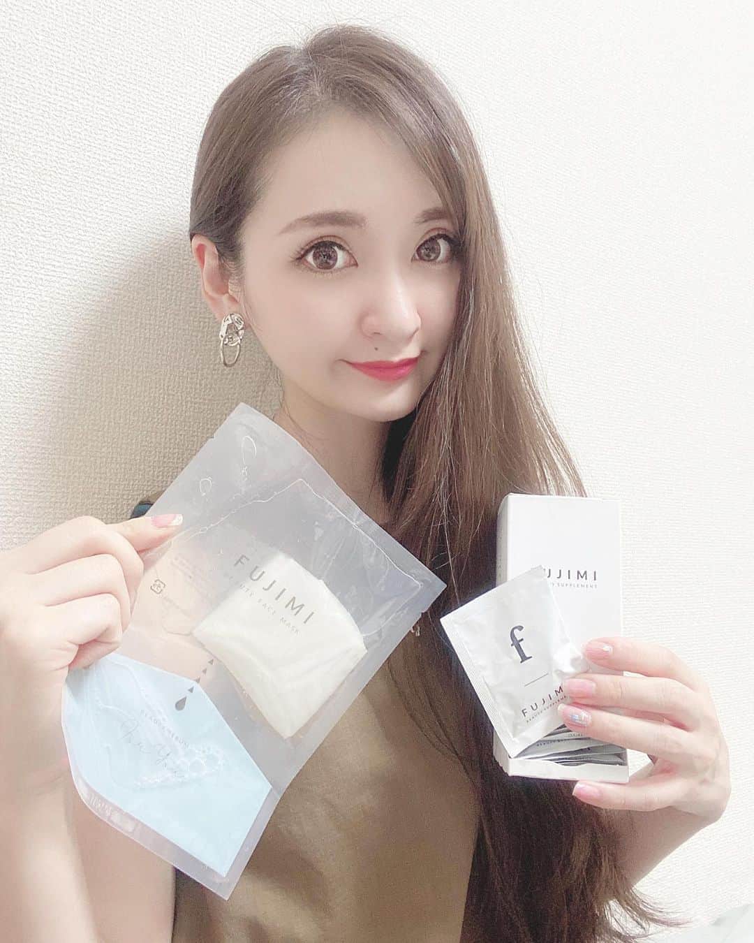 のインスタグラム：「私のスキンケアに欠かせない @fujimi_official のサプリメントとフェイスマスク♥︎ サプリは、肌診断を行ってから、一人ひとりの今のお肌に合ったサプリメントをカスタマイズしてくれるから、自分にとって必要な成分を効果的に摂取できるの🤝 みんな生活スタイルも、摂っている栄養素も肌質も違うから、オーダーメードなサプリだと必要な栄養素を効果的に摂取できるよ🐾 結局美肌は内側からなんだなーって実感してます🙃 ・ フェイスマスクは、お肌診断をしてから、自分のお肌に合うフェイスマスクをカスタマイズしてくれるよ。 今回はフローズンフローラルの香り。 一袋の中で、第一美容液・第二美容液と分かれていて、使う直前にまぜるので、できたての新鮮な美容液ができあがります☻ マスクの生地もしっかりしていて、パックしてる間幸せな気持ちに…🙈♥️ 翌朝のお肌もぷるっぷるでお化粧ノリもすごくいいので、大切なデートの前日におすすめ🐾 ・ #gm#おはよ#FUJIMI#美容#パーソナライズサプリ#FUJIMIサプリ #肌診断 #カスタマイズサプリ #美意識 #美は内側から #サプリメント #サプリ #トラブル解消 #肌質改善 #肌ケア #肌断食 #美容サプリ#パーソナライズマスク#fujimibeautyfacemask#フジミ #フェイスマスク#フェイスマスクマニア#カスタマイズフェイスマスク#美肌#美容垢#おうち美容 #PR」