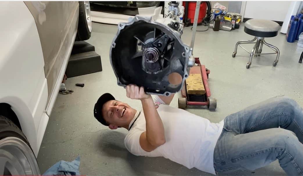 スティーブのインスタグラム：「With the gym being closed what better way to stay in shape then bench pressing the RX-7 transmission?!? Watch today’s episode and swipe right for the result of this experiment.... セブンのミッションで筋トレ！笑笑　新作動画をチェックしてね」