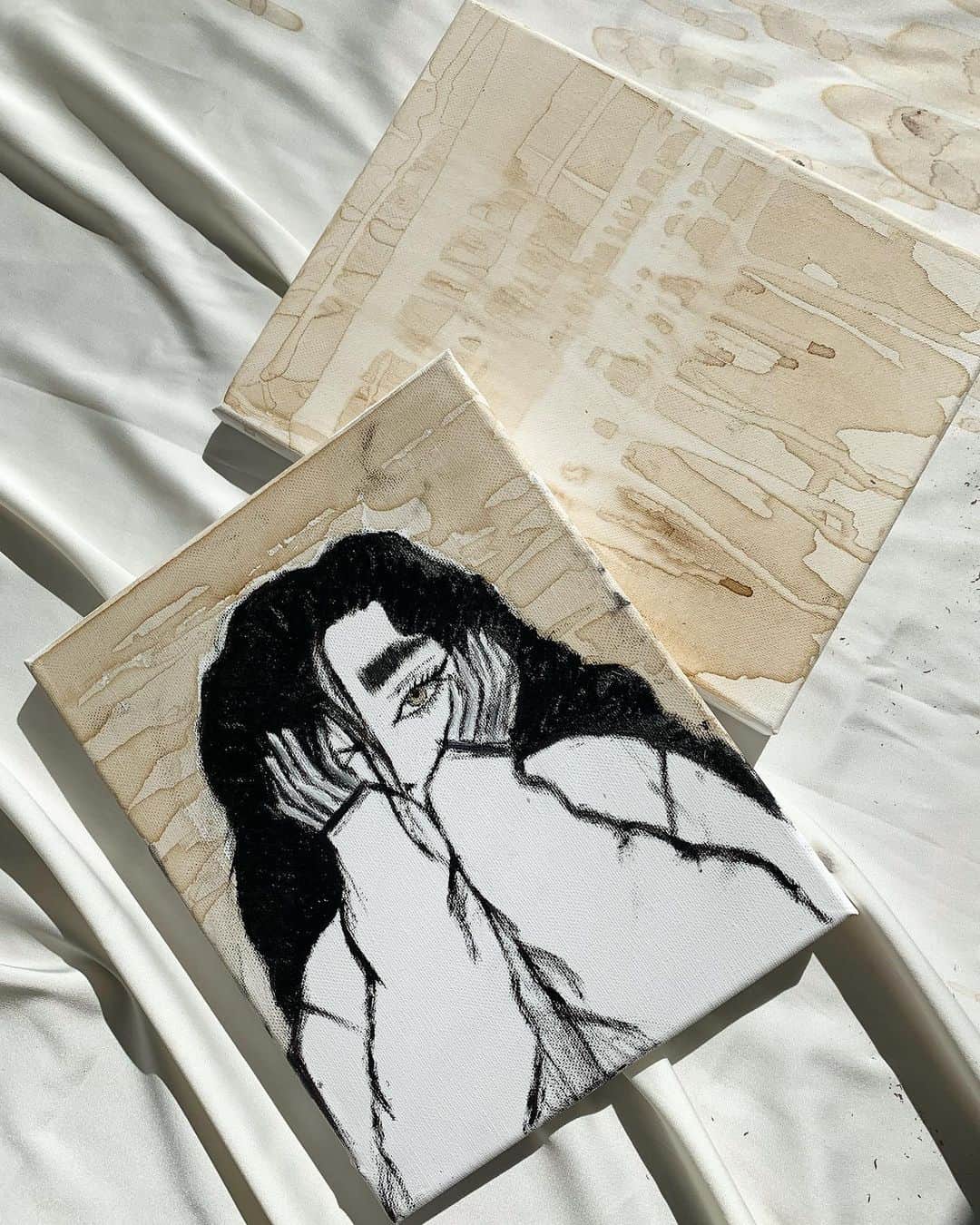 エマリン・エストラーダのインスタグラム：「what shall we name her? any ideas what I should paint next for the two massive canvas’ I have waiting for me」