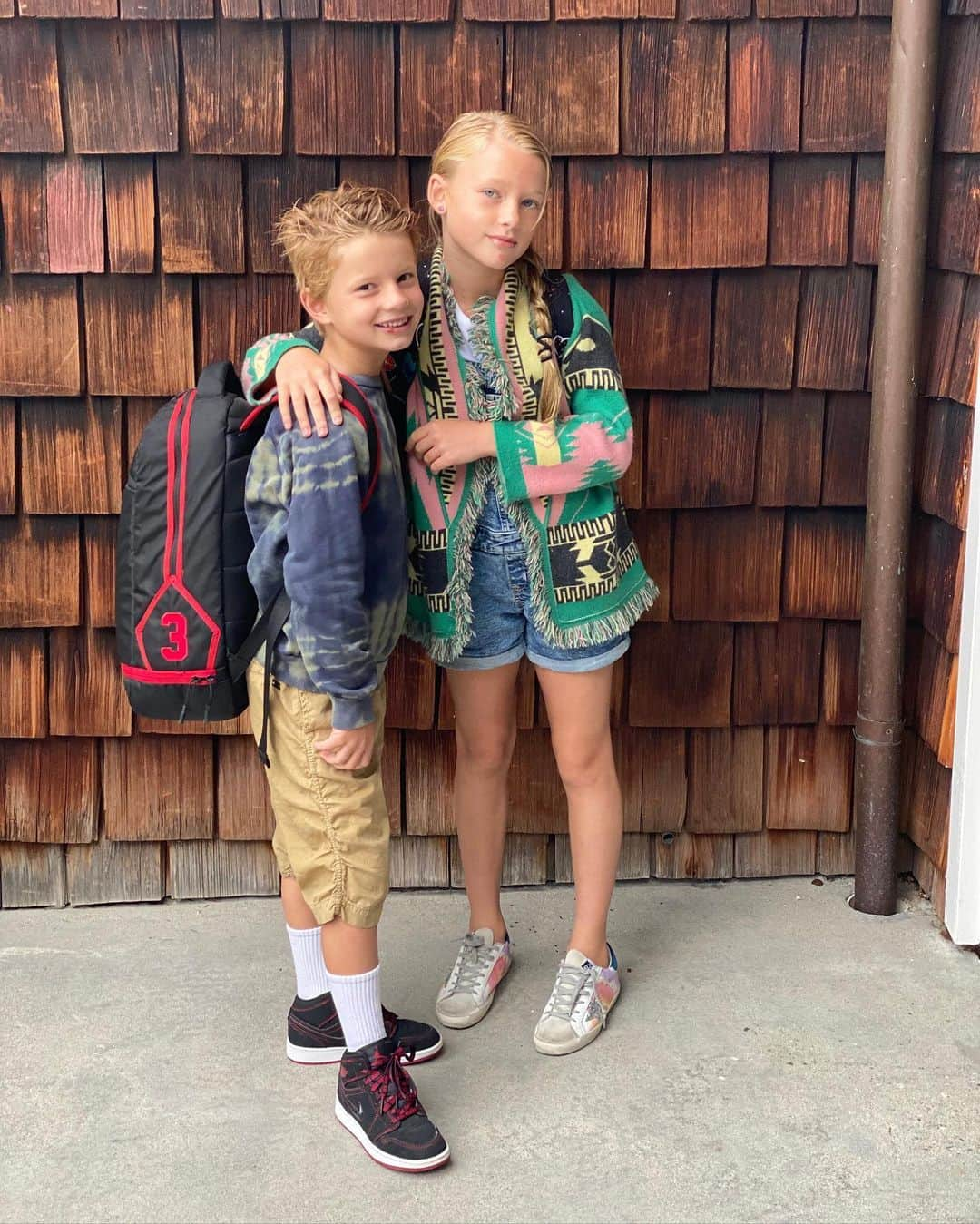 ジェシカ・シンプソンさんのインスタグラム写真 - (ジェシカ・シンプソンInstagram)「First day of 2nd and 3rd grade for these two kiddos. Ace has a busted lip and Maxi has a busted chin. Finished the summer out strong 😜 #MAXIDREW #ACEKNUTE」9月2日 8時12分 - jessicasimpson