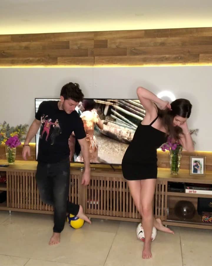 Camila Queirozのインスタグラム：「Vocês viram ontem o desafio “Dançando com a Bola” lá na live da @tclbrasiloficial? O @simasrodrigo e  @agathaamoreiraa desafiaram eu e @klebbertoledo a fazer igual e confesso que nos divertimos muito fazendo 😂 pra quem não tem experiência fazendo esses desafios até que demos pro gasto, né? Hahaha  E vocês? Conseguem  fazer? #TCLQLEDTV #alémdasuaimaginação」