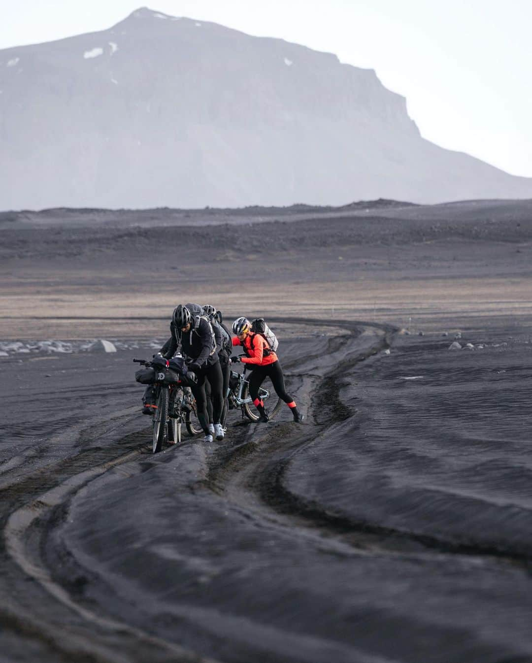 クリス・バーカードさんのインスタグラム写真 - (クリス・バーカードInstagram)「It Goes!  9 days & 975KM of dirt, snow, volcanic ash, river crossings sand, rock & tarmac from the furthest East to West point. A beautiful line straight through the heart of Iceland’s most rugged and formidable landscape- as close as you can get to all the major glaciers.  I’m so proud of the whole team- @emilybatty1 @ericbatty @adammorka for absolutely making this one of the best trips of my life. After a year of planning, scheming and mapping this route I am so grateful & humbled we were given a perfect weather window to complete it. We had massive workarounds, contingency plans and safety protocols in place... but in the end it all went smoothly as possible with no mechanicals and shockingly no real flats- the landscape was challenging enough and I am grateful we didn’t get the full brunt of Iceland’s weather on top of that. 🤯 Pushing & pedaling a 90LB bike is something we will not soon forget.   Our only hope is that this route is worthy of people going back and repeating it. All the details are in my @strava   Many thanks to @icelandair for getting our bikes there safely and to @lululemon @schwalbetires @srammtb @iamspecialized @tailfincycling @sonyxperia @sonyalpha for the support.  📷 @jordanrosenphotography」9月2日 8時33分 - chrisburkard