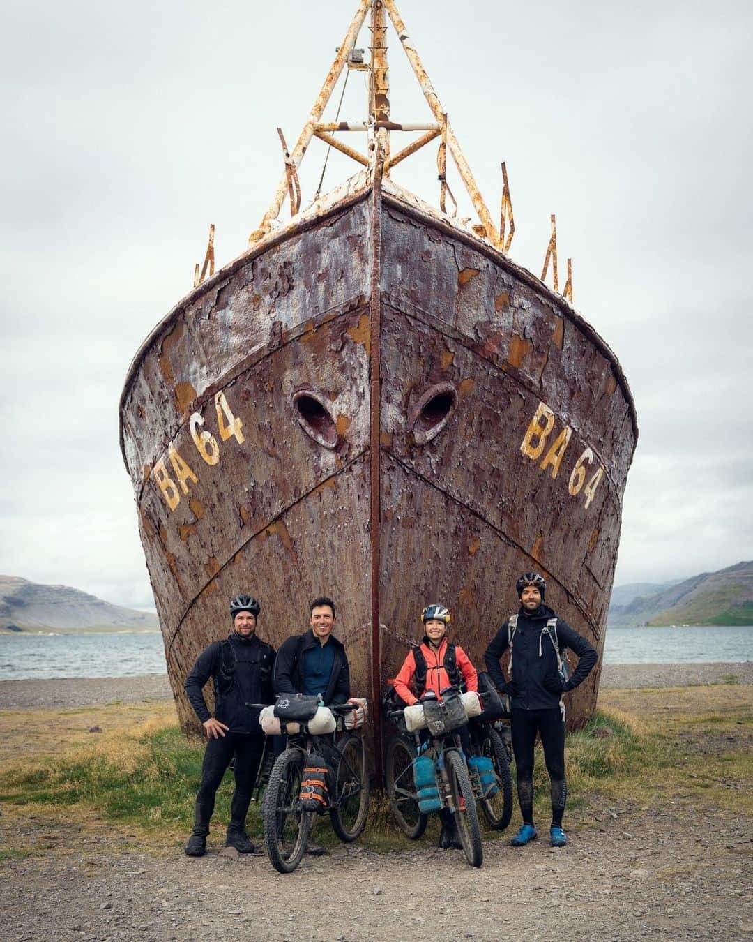 クリス・バーカードのインスタグラム：「It Goes!  9 days & 975KM of dirt, snow, volcanic ash, river crossings sand, rock & tarmac from the furthest East to West point. A beautiful line straight through the heart of Iceland’s most rugged and formidable landscape- as close as you can get to all the major glaciers.  I’m so proud of the whole team- @emilybatty1 @ericbatty @adammorka for absolutely making this one of the best trips of my life. After a year of planning, scheming and mapping this route I am so grateful & humbled we were given a perfect weather window to complete it. We had massive workarounds, contingency plans and safety protocols in place... but in the end it all went smoothly as possible with no mechanicals and shockingly no real flats- the landscape was challenging enough and I am grateful we didn’t get the full brunt of Iceland’s weather on top of that. 🤯 Pushing & pedaling a 90LB bike is something we will not soon forget.   Our only hope is that this route is worthy of people going back and repeating it. All the details are in my @strava   Many thanks to @icelandair for getting our bikes there safely and to @lululemon @schwalbetires @srammtb @iamspecialized @tailfincycling @sonyxperia @sonyalpha for the support.  📷 @jordanrosenphotography」
