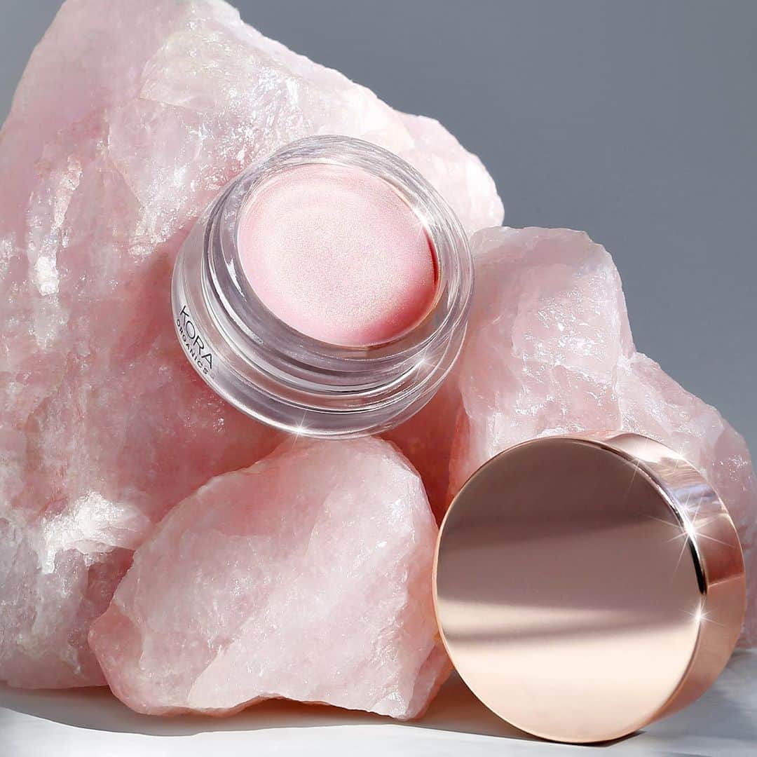 KORA Organicsさんのインスタグラム写真 - (KORA OrganicsInstagram)「Did you know our Rose Quartz Luminizer contains actual Rose Quartz? Place it out just after sunset to re-energize under the crystallizing moon. 🌕 As the moon's light gets brighter & brighter, focus on trusting your emotions & embracing your authentic self. 💫 #KORAOrganics #MindBodySkin #NoniGlow #NewMoon」9月2日 8時33分 - koraorganics