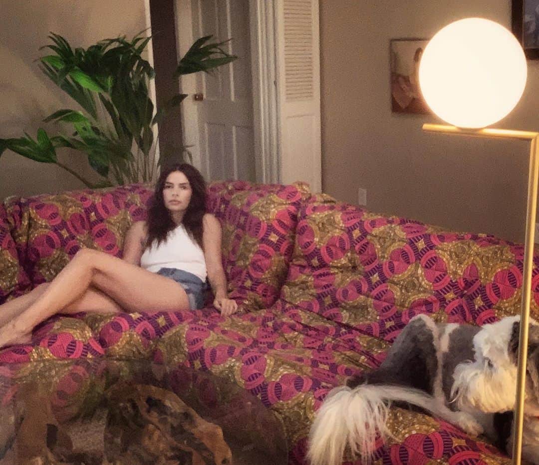 ケリー・オックスフォードのインスタグラム：「Anyone else sell all their old furniture to replace with new furniture this summer? During these long Covid nights of self-reflection, I realized all of the stuff I’d been holding onto because it was nostalgically our “family furniture,” was no longer our “family furniture.” I realized, we have a different family now, with new dynamics. Moving onto a new feel of the house has been mood changing.」