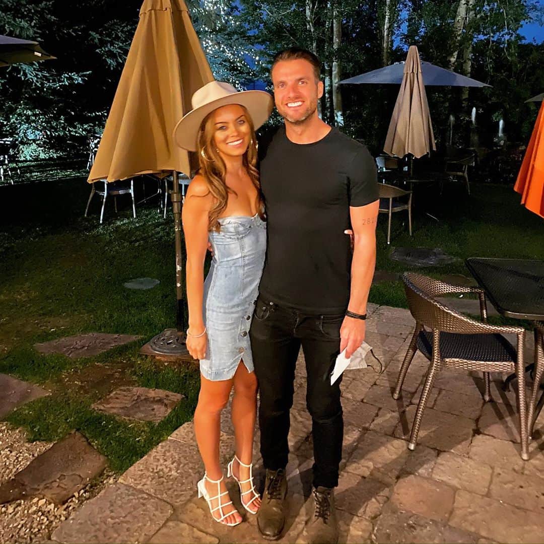 リアン・ドーソンのインスタグラム：「the cause of so many of my smiles. damn, i am grateful for you 🖤 (and you know i mean it because this post isn’t even cold brew infused)」