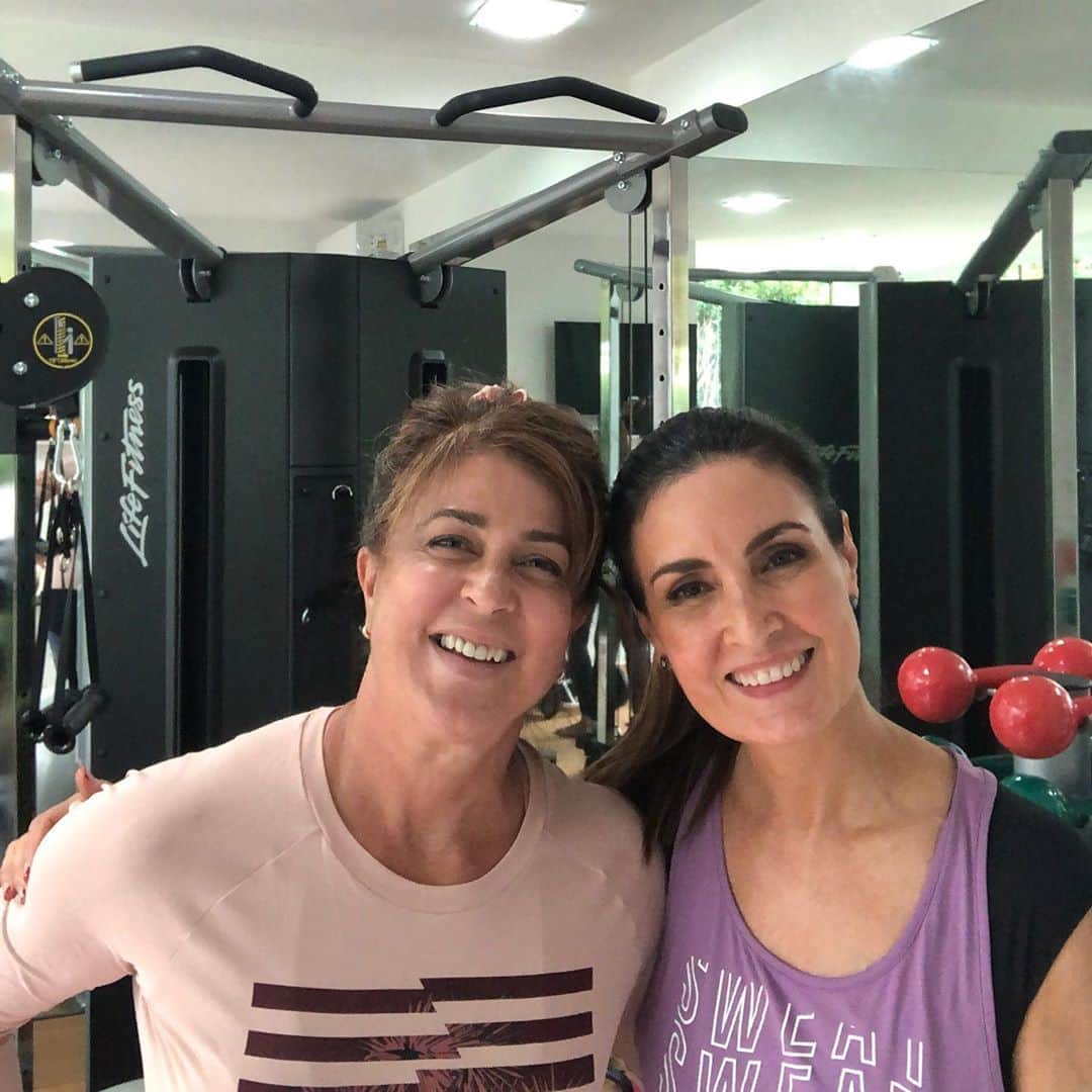ファチマ・ベルナルデスのインスタグラム：「A minha personal @patriciarpmarinho sempre fez balé e antes da pandemia estava recomeçando suas aulas. A minha professora de dança @serejoisabel também é professora de educação física. Hj é o dia delas duplamente. Parabéns pras duas. Que bom que elas não desistem de mim. #diadabailarina #diadoeducadorfisico」