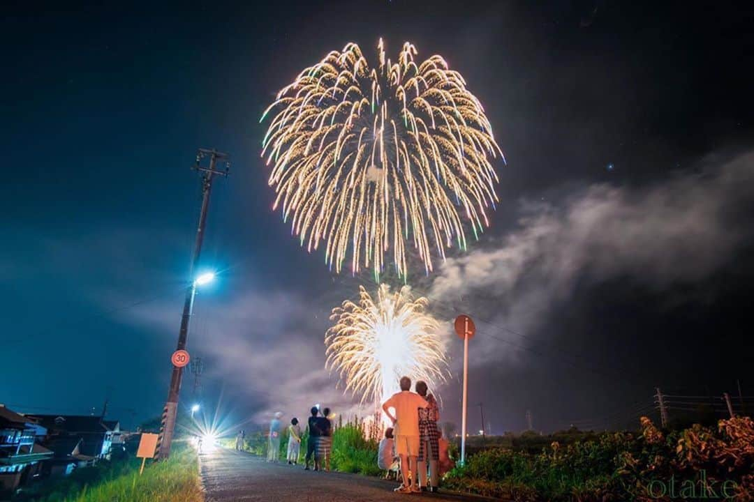 西条市さんのインスタグラム写真 - (西条市Instagram)「【LOVESAIJOじかん】﻿ ﻿ 400年前の戦で亡くなった人を弔う﻿ ﻿ 「つづける」って、すごいです。﻿ ﻿ この花火の舞台裏を取材しました！プロフィールリンクから飛んでね★﻿ ﻿ （初花火撮影なのに写真すごいきれい！）﻿ ﻿ ﻿ Repost @dogas_otake﻿ ・・・﻿ たまや〜！﻿ ﻿ #打ち上げ花火 #サプライズ花火 #花火#夏の思い出 #花火好きな人と繋がりたい #花火鑑賞 #愛媛カメラ部 #高知カメラ部 #四国八十八景 #写真好きな人と繋がりたい #ファインダー越しの私の世界 #nikond750 #photography #light_nikon #japan_of_insta #retrip_nippon #japan_night_view #art_of_japan_ #instagramjapan #team_jp_ #team_jp_西 #japan_travel #shikoku_trip #shikokucameraclub ﻿ #photographer #fireworks#fireworks_lovers #lovesaijo ﻿ ﻿ すごい大きい音がしたから﻿ ダッシュで近所の川沿い走って撮れた！﻿ 10分くらいのサプライズみたい！﻿ 何気に人生初花火撮影！（笑）﻿ ﻿ 花火撮ったことなくて設定わからんからめっちゃ焦りながら勘で設定して撮った（笑）」9月2日 8時45分 - lovesaijo