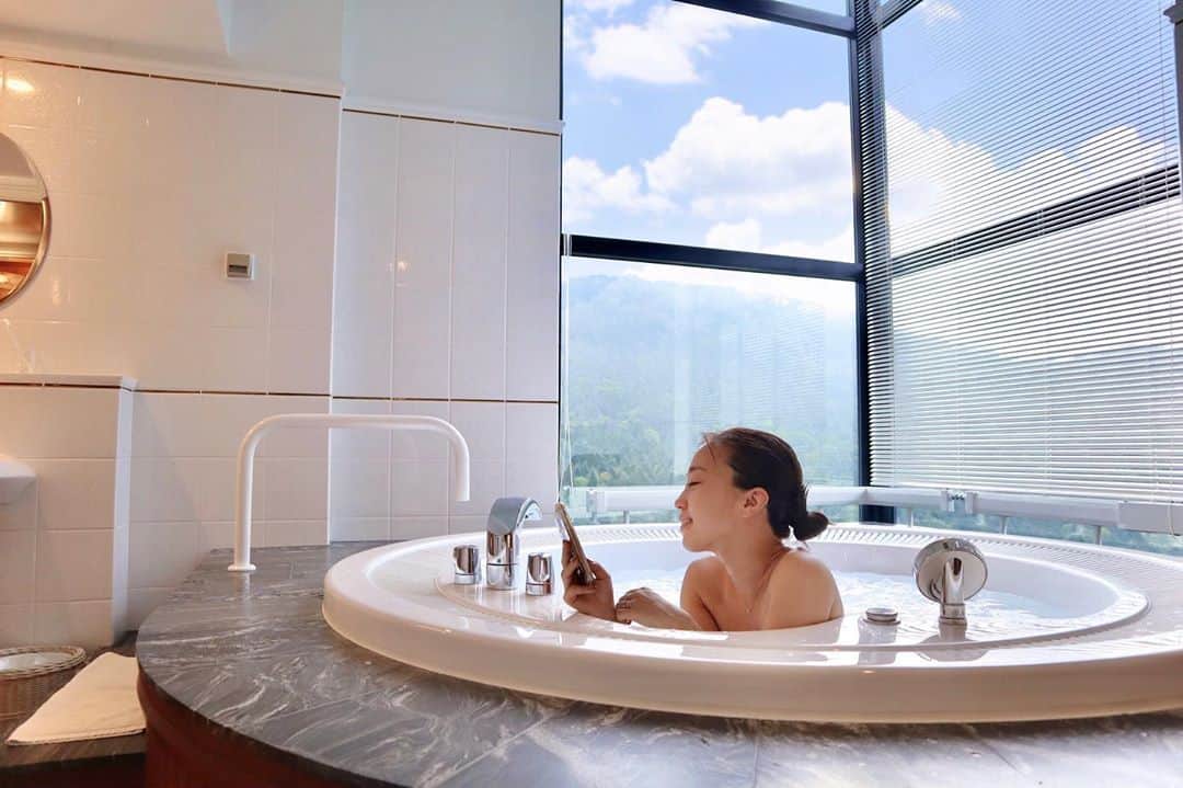 DJ YURiAのインスタグラム：「🛁🛁🛁﻿ ﻿ Introduction of Rizonare-Tomamu's room.  I was glad that the room was large and had a jacuzzi and a sauna. ﻿ My daughter was running around rooms.﻿ ﻿ ﻿ ﻿ リゾナーレトマムのお部屋紹介。﻿ 嬉しかったのは広さとジャグジー、サウナがあること🧖🏻‍♀️﻿ 娘は部屋中を走り回っていました🙈﻿ ﻿ ﻿ ﻿ #mylittlegirl﻿ #16monthsold﻿ #北海道旅行﻿ #リゾナーレトマム﻿ #生後16ヶ月﻿ #1歳4ヶ月﻿ #べいびーすぅ﻿ #むちむち﻿ #新米ママ﻿ #女の子ママ﻿ #赤ちゃんのいる生活﻿ #ママリ﻿ #キッズコーデ﻿ #成長記録　﻿ #ポートレート﻿ #タビジョ﻿」