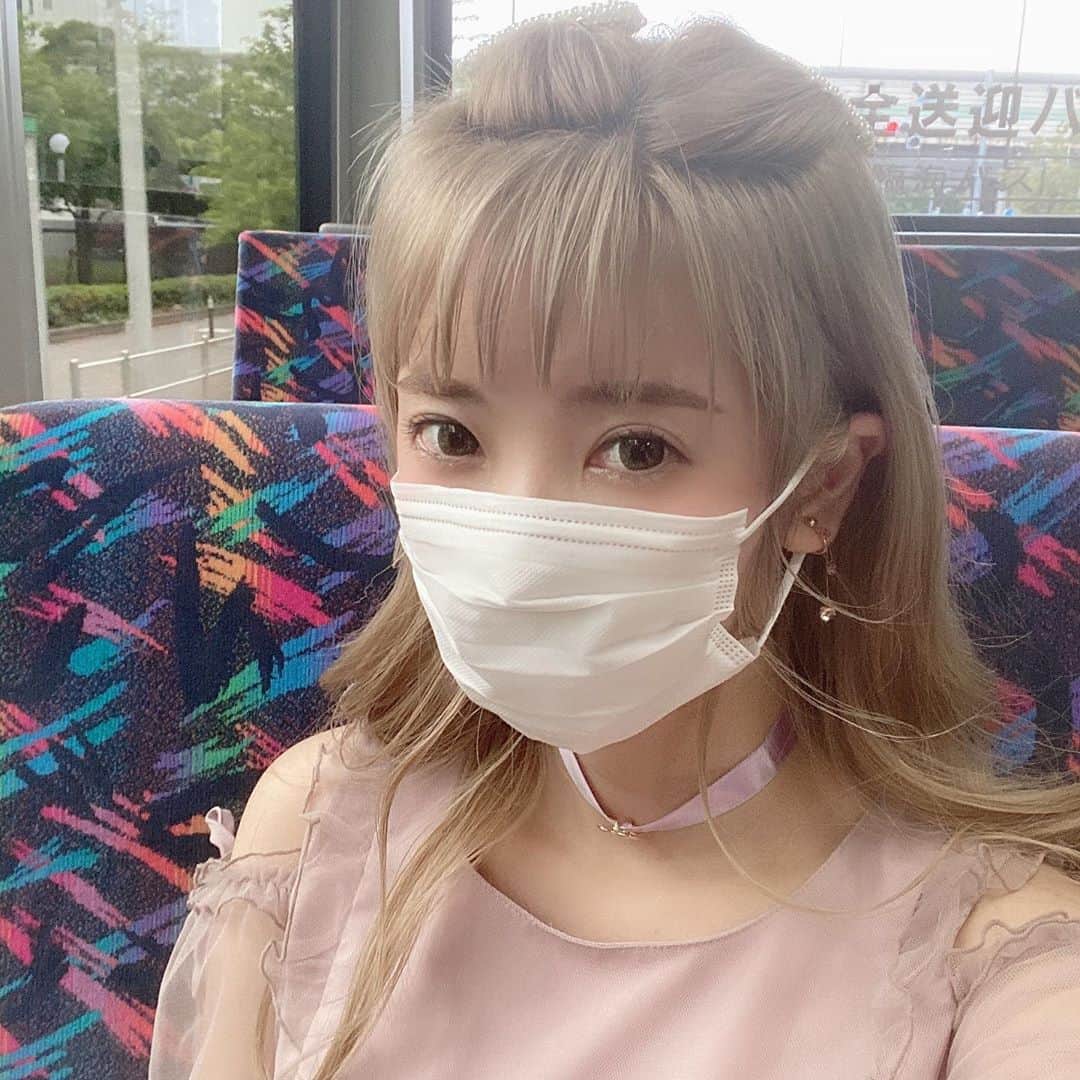 りんか社長のインスタグラム：「今日もバスで撮影です。 充分に配慮しながら特別な場所へ 行ってきます🚌  毎日目まぐるしく色々なことが起きて 皆さんのおかげで楽しくやらせて頂いてます。 ありがたやー💖  #バス  #旅行」