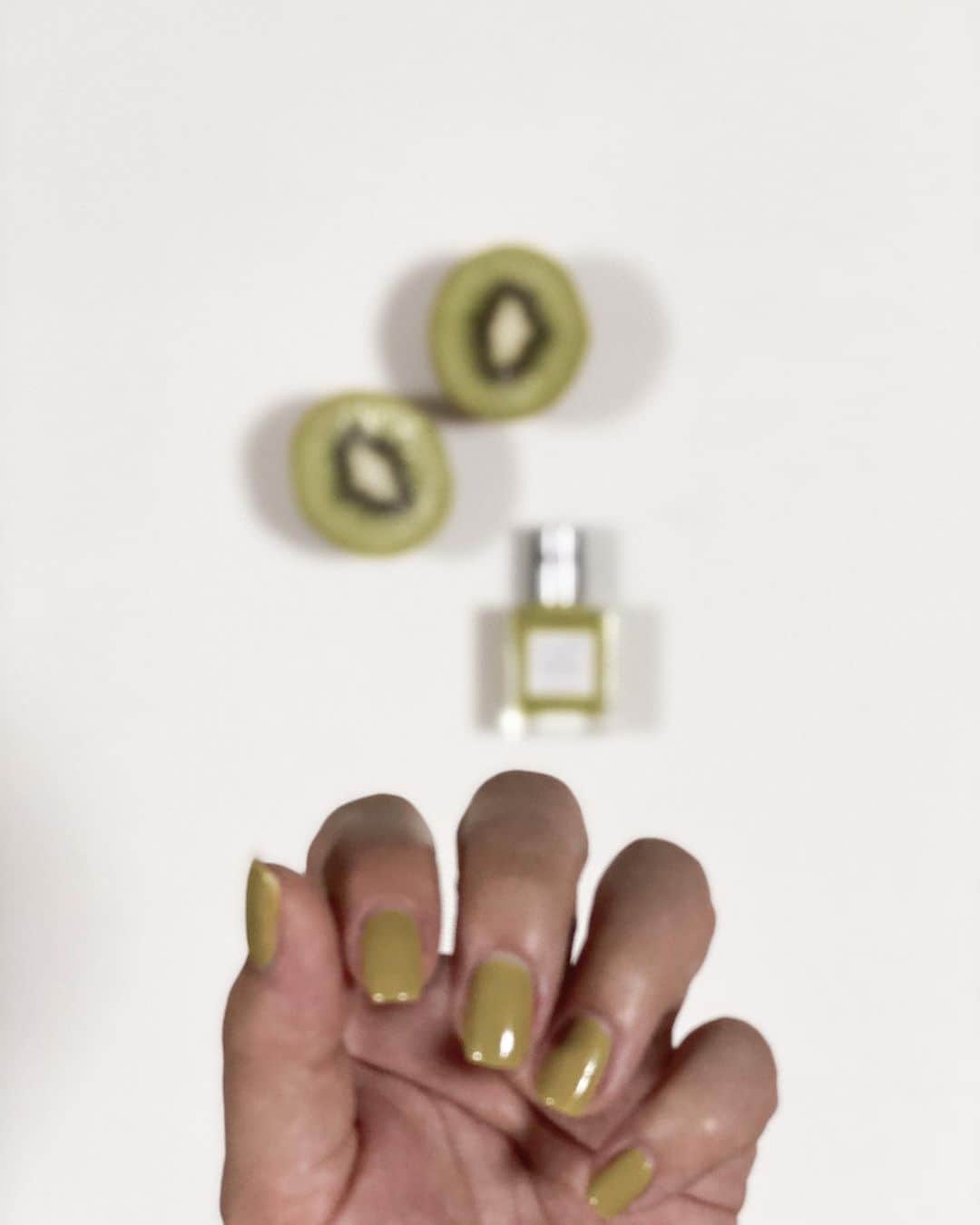 suzuka noseのインスタグラム：「. 🥝🥝🥝  @causettejoli  #ICHOUYUUBI #mynails #セルフネイル」