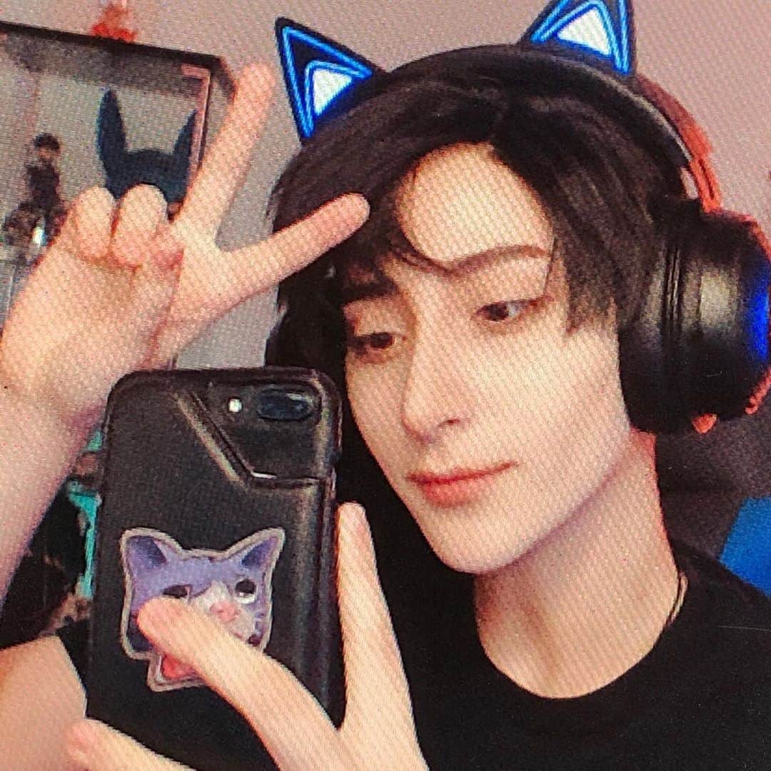 ナイトのインスタグラム：「I really like this photo... wish it wasn’t taken through my computer screen though... 😂 Do you guys like this hair on me?」