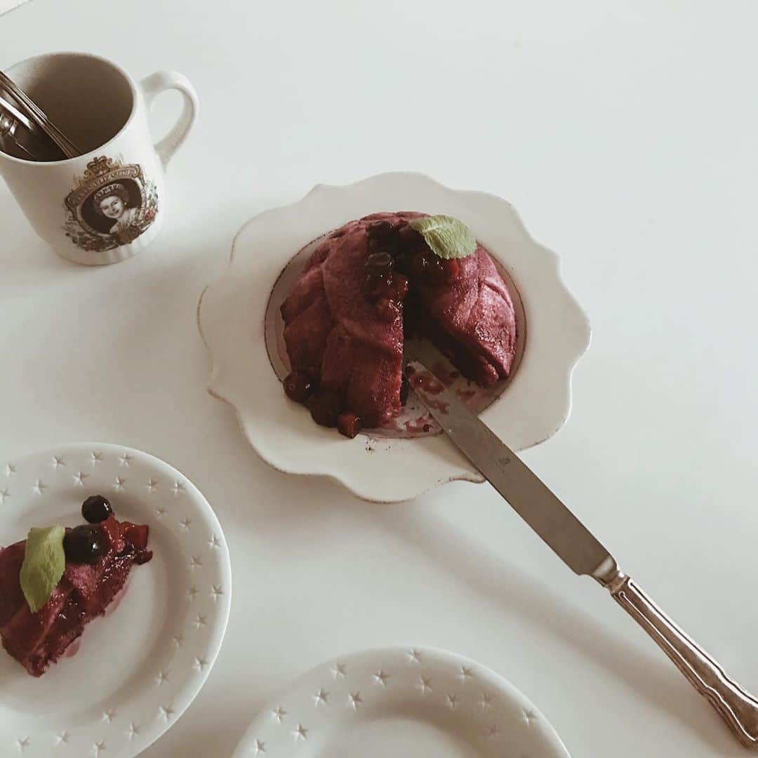 yuiのインスタグラム：「summer pudding 🇬🇧♡ 夏の終わりに作ったベリーたっぷりのサマープディング。 初の試みだったのでちょっとシロップの染み込みが甘かったかな💦 簡単でとってもおいしかったので来年の夏もまた作ろ♡」