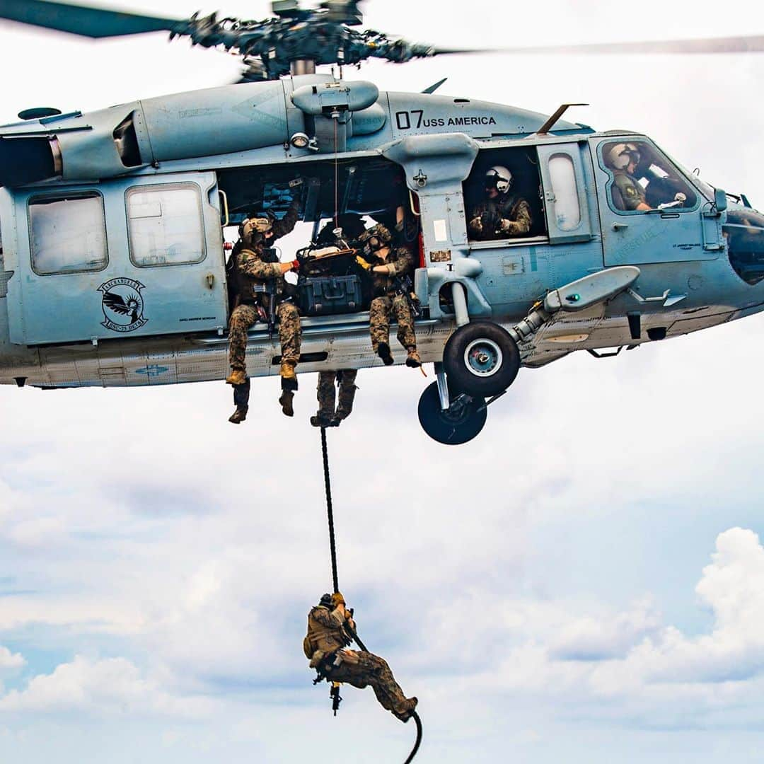 アメリカ海兵隊さんのインスタグラム写真 - (アメリカ海兵隊Instagram)「Dropping In  A Force Reconnaissance Marine with the @31stmeu fast-ropes from an MH-60S helicopter onto the flight deck of the @usnavy's #USSGermantown during a visit, board, search and seizure exercise.  The amphibious dock landing ship and MEU are operating in U.S. 7th Fleet’s area of operations to enhance integration with allies and partners while serving as a ready response force in the #IndoPacific. (#USNavy photo by Mass Communication Specialist 2nd Class Taylor DiMartino)  #USMC #Marines #Military #FastRope」9月2日 8時52分 - marines