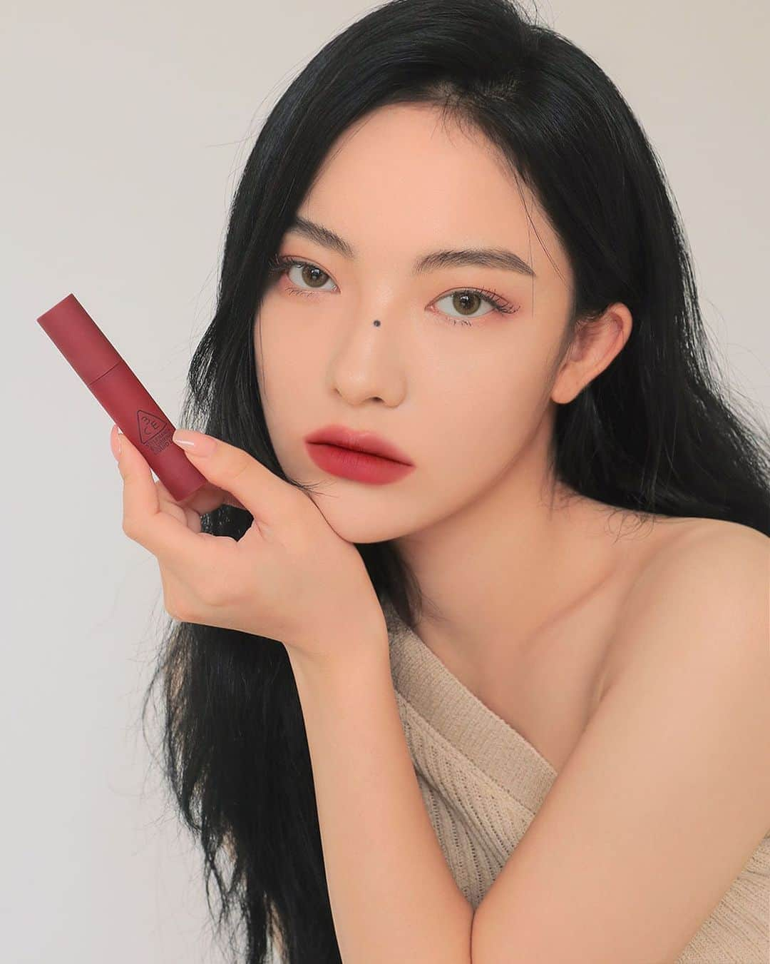 3CE Official Instagramさんのインスタグラム写真 - (3CE Official InstagramInstagram)「3CE BLURRING LIQUID LIP #BEARBERRY 플럼빛을 담은 핑크 브라운 삼중주🎶 매트립스틱을 녹여 넣은 듯한 텍스처가 부드럽게 블렌딩된 후 스미듯 밀착되어, #블러필터 로 보정한 것처럼 베일에 싸인 듯한 립 메이크업을 연출해줍니다. - 3CE BLURRING LIQUID LIP #BEARBERRY Plum-colored pink brown melody🎶 The liquid matte lipstick texture blends gently to lips, creating a veiled lip makeup as if corrected by #Blurrfilter #3CE #3CEBLURRINGLIQUIDLIP」9月2日 8時54分 - 3ce_official