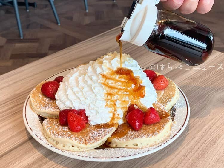 野山苺摘（グルメライター・グルメ探偵）のインスタグラム：「🍓いちごテロ🍓﻿ ﻿ 『グランエミオ所沢 第Ⅱ期』が本日グランドオープン！﻿ ﻿ Eggs ‘n Things Coffee（エッグスンシングスコーヒー）が、2階に誕生！﻿ ﻿ 5枚のパンケーキに、たっぷりのクリームといちごが添えられた「ストロベリー、ホイップクリームとマカダミアナッツ（1180円）」をいただきました！﻿ ﻿ 詳しい実食レポートは↓﻿ https://harapeco.news/grandemio-tokorozawa/﻿ ﻿ 🍓🍓🍓🍓🍓🍓🍓🍓🍓🍓🍓🍓🍓🍓﻿ ﻿ #いちご #苺 #イチゴ #いちごテロ ﻿ #エッグスンシングス #エッグスン ﻿ #飯テロ #パンケーキ　#pancake #🥞﻿ #エッグスンシングスコーヒー﻿ #いちごライター #草莓　#ホイップクリーム﻿ #スイーツ #クリーム　#デザート﻿ #🍓 #딸기 #所沢　#ストロベリー﻿ #strawberry #所沢カフェ #EggsnThings﻿ #🍰　#グランエミオ #グランエミオ所沢﻿ #トコぶらしよう #EggsnThingsCoffee ﻿ #ストロベリーホイップクリームとマカダミアナッツ﻿ ﻿ 🍓🍓🍓🍓🍓🍓🍓🍓🍓🍓🍓🍓🍓🍓」