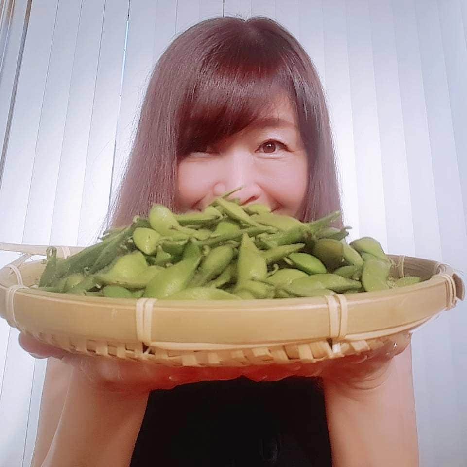 石塚かおりさんのインスタグラム写真 - (石塚かおりInstagram)「朝から#枝豆  新潟弁でいうところの ふっとつ茹でました。 （写真の3倍ほど…笑）  これがこの夏最後の ピカリ茶豆だよって、お友だちがいーっぱい持ってきてくれました。  朝ごはん、スイカ…からの 枝豆？  いや、これは、夜に取っておこう。  #ビール#焼酎ソーダ#梅酒#日本酒 どれにしましょ？(笑)  考えているだけで一日がんばれそー  #新潟#茶豆 行かないで#夏 今日も#猛暑日 #熱中症 に注意！ #水分補給 疲れた時には #BSNラジオ 今週も#金曜日#わくわく #ゆうわく伝説 #スケスケステッカー #プレゼント #wewannarock #Negicco ちゃんたち #全員集合#生出演  #ゴルフコンペ #満員御礼 ありがとうございます #ニアピンチャレンジ 暑くても寒くても #ゴルフ好き #ゴルフ女子 女子？ #新潟#新潟愛 #新潟放送#アナウンサー #石塚かおり」9月2日 9時08分 - kaori_ishizuka413