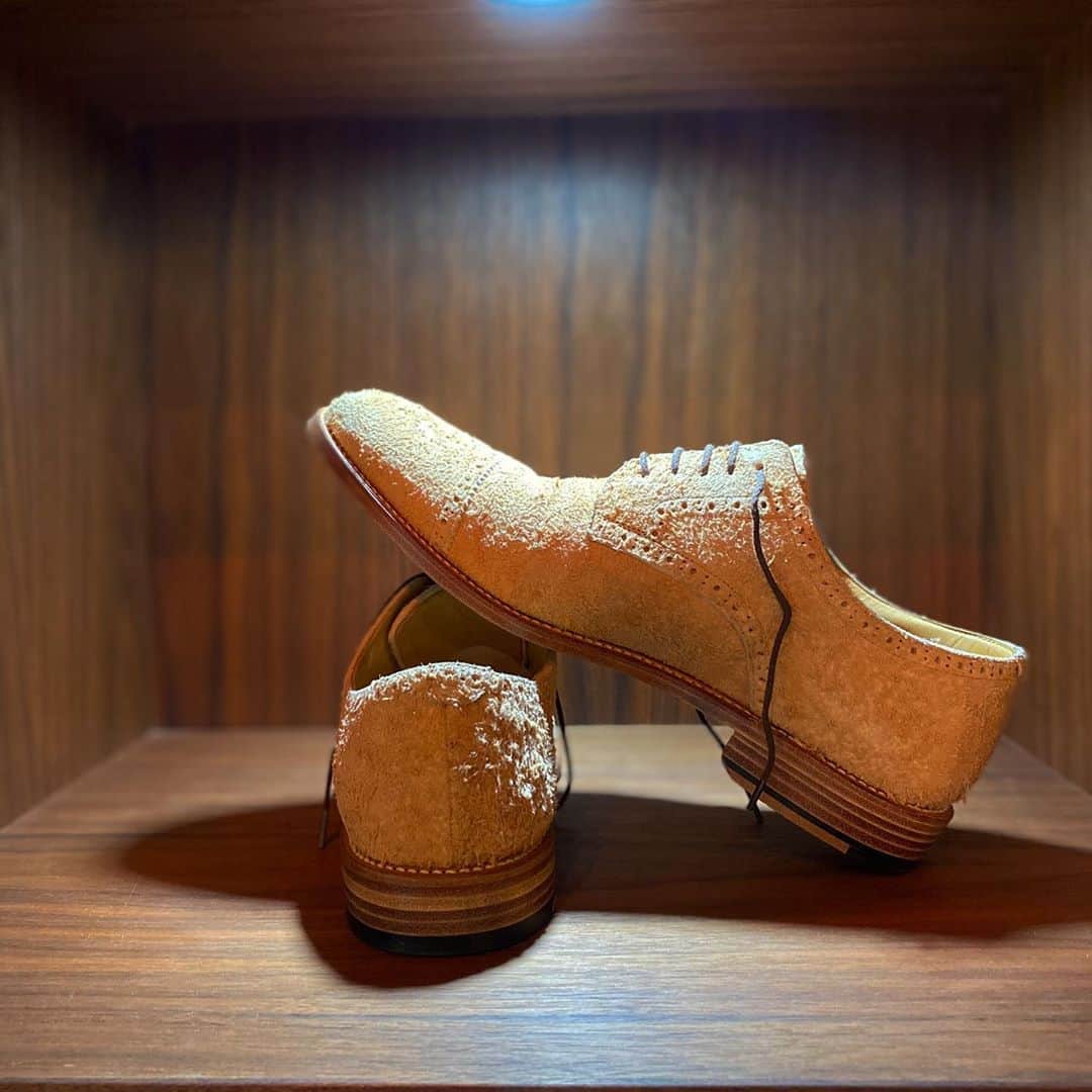 Yuya Hasegawaさんのインスタグラム写真 - (Yuya HasegawaInstagram)「@h.katsukawa  H.Katsukawaの靴といえばニベシューズ！！本来なら捨ててしまうニベという革の部分を使った靴。荒々しい繊維がクラシックな木型にのることで出来上がる唯一無二の靴。靴磨きの余地なしの完全履きっぱエイジングオンリーなのでどんな感じに育つかこれから楽しみです！ #hkatsukawafromtokyo #履きおろし　#昨年の靴博でオーダーしました　#brifth #shoeshine #靴磨き　#うちもお財布でコラボさせて頂きました！」9月2日 9時04分 - yuya.hasegawa.brift.h