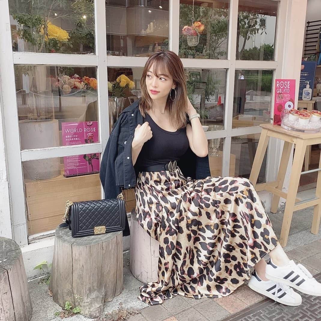 のインスタグラム：「おはようございます☀ 携帯を落としちゃって画面にヒビが😖と思ったらシートが守ってくれてた♥#しらんし 今の画面シート、マットでサラサラで指紋つかないのにブルーライトカットでさらに衝撃に強いんだよね。 すごい気に入ってたからまた買いに行こう。 メーカー分からんけど🥺w 今日もブルーライトカットしてこ🤓 #goodmorning #coodinate #MIRROR9」