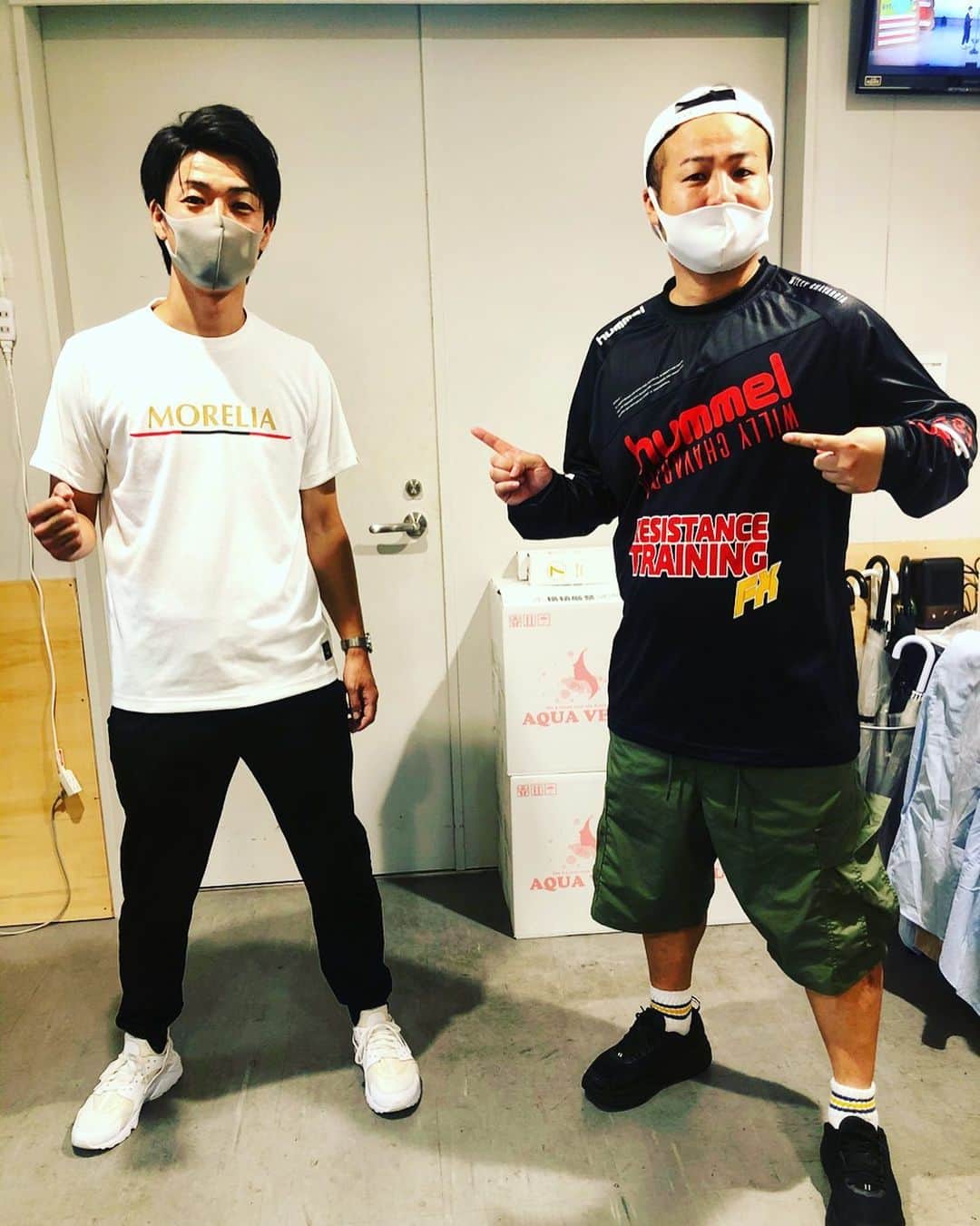 石山大輔のインスタグラム：「同期のアイロンヘッド辻井とはもう13年の付き合いになる！  辻井も最近、結婚をすることになった！！  昔からサッカーも沢山した、フットサルなら今も一緒にやることがある。  辻井のTシャツを見て若い時を思い出したっ！！  石山　『モレリアやんっ！！なんやそのTシャツ！？そんなん売ってるん？』  辻井　『お前こそヒュンメル やん！！こんなん揃うん珍しっ！！』  石山　『写真撮ろうっ！懐かしいなぁ〜』  の1枚をパシャリ。  懐かしさと共に、自分たちの好きな時代の好きなものは変わらないのだなぁ〜と思った。 そして何より、ちゃんとカッコいいし進化してるんだよね。　  Tシャツのロゴを見た時に、『MORELIA、、、、モレリア！？え、ミズノの？』ってなるもんね？　なんかそういう茶目っ気があるというか、何かのキッカケになるTシャツだなと。  NIKE.adidas.pumaなども、もちろん素晴らしい。 自分はdiadoraやUMBROを私服で着ることもあるんだけど、MIZUNOならともかくちゃんとMORELIAって書いてるのが感慨深かった！　　  ちょっとアルファベット多すぎて分からんくなったけど（笑）  皆が沢山着てるからそれ自体を着たくなくなるという芸人特有の天邪鬼がでちゃってるのかもしれないね。  自分みたいにモレリアのスパイク愛用してた人には堪らないTシャツだな。  モレリア知らない人は『モレリア　スパイク』で調べてみて下さい。 柳沢選手のイメージが強いけど、本当にサッカーしやすいんだよなぁ。  これからも好きな道を好きな服を着て過ごしていきたいなぁ。  そんな事をふと思った一日でした。  #hummel  #mizuno #morelia  #willychavarria  #アイロンヘッド 辻井 #NSC30期 #同期  #見た瞬間2人とも笑ってた #サッカー経験者あるある  #懐かしい #進化していくスポーツブランド #いつまでもカッコいい #好きな服を自由に #libertyforce  #バンビーノ #芸人」