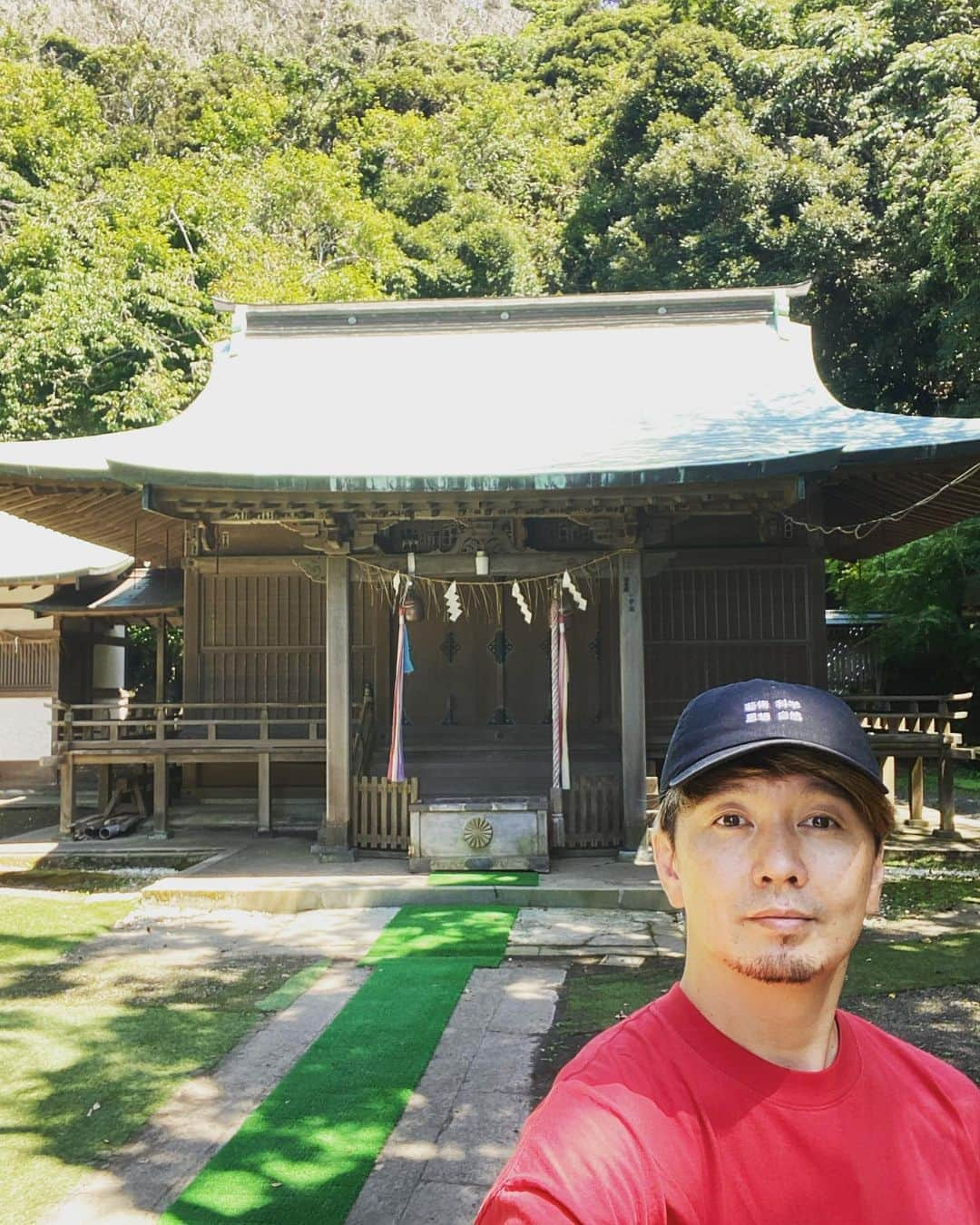 SHOCK EYEさんのインスタグラム写真 - (SHOCK EYEInstagram)「洲崎神社⛩ ここは本当すごい✨ 岬の先っぽにある神社。 足がパンパンになる急階段。 海から山に続く参道。 海岸に鳥居。 美しいロケーション。 初めての感覚だったなー^_^ 汗だくの参拝😆 最後の動画で、山の上にあった霊峰富士まで一直線の場所にある 幸せの鐘を鳴らしてるよ。 皆さんが幸せになりますように🙏✨ #洲崎神社 #館山 #安房一之宮 #神社」9月2日 9時24分 - shockeye_official