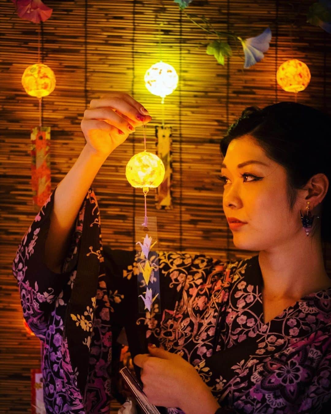 のインスタグラム：「暖かい灯りに包まれて。 . . 今年は、大変な1年だけど、 学べる時間もたくさんできて 少し時間がゆっくりのような気がする。 . . 去年の今頃に比べたら だいぶのんびり過ぎるかなぁ😂w . . 忙しいと中々難しいから、 今は学びたかった事を学ぶ1年にしよう💫 この年になっても学びたい事がたくさん😂w . . instagram:@kamozen.kyoto 和雑貨:@charmofkamozen HP: https://www.kamozen.com/ . 〒605-0845 京都府京都市東山区竹村町151番地35  ☎​08031939893 kamozen.gallery@gmail.com 加茂禅マネージャー　 加茂　世唯奈 . #kyoto #japan #gallery #kyotostay #hotel #japanese #beautiful #kamozen #kamozenkyoto #charmofkamozen #加茂禅 #京都 #京都ギャラリー #町家ギャラリー #和紙ライト #和紙雑貨 #ワークショップ #そうだ京都へ行こう #チャリティギャラリー」
