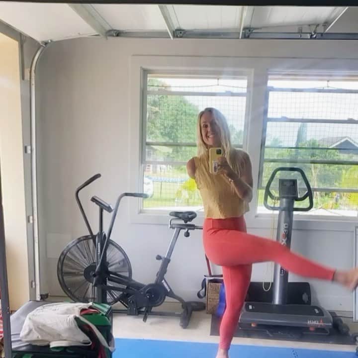 Bethany Hamiltonのインスタグラム：「Home gym time!  I work hard so i can play even harder hehe & feel good!!! 🏄🏼‍♀️🔥💪🏽」