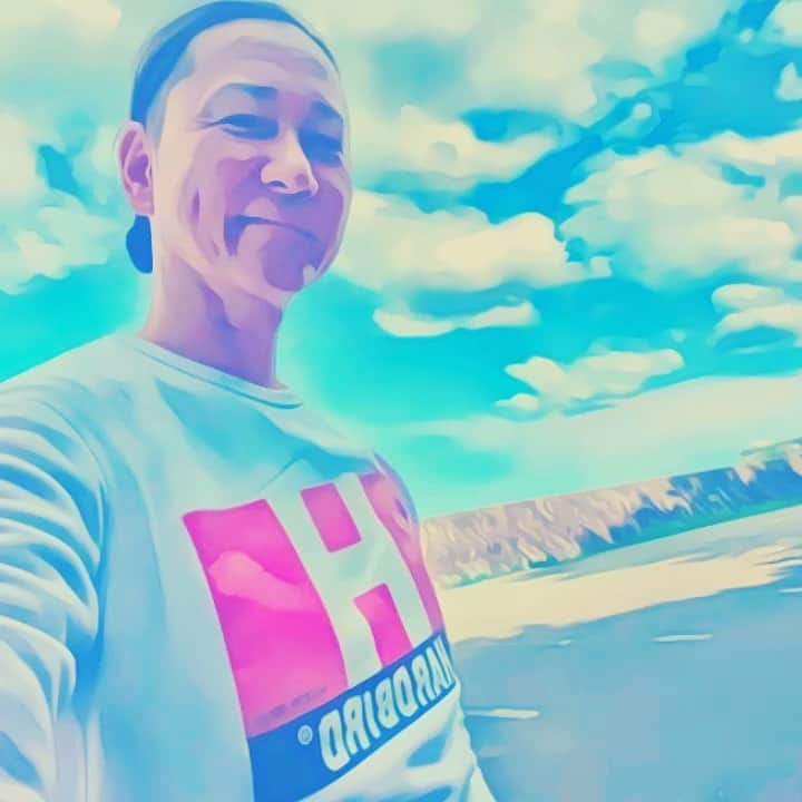 のインスタグラム：「THE晴れ男！ 本日は早朝から雑誌撮影です。 東京は朝方雨でしたが、こちら晴天！ やはり晴れる。HARDBIRDの新作スウェットいい感じ。 . . #shoting  #djdragon #hardbird #theflathead」