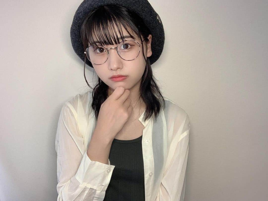 高橋彩香のインスタグラム：「帽子×眼鏡 という新たな可能性」